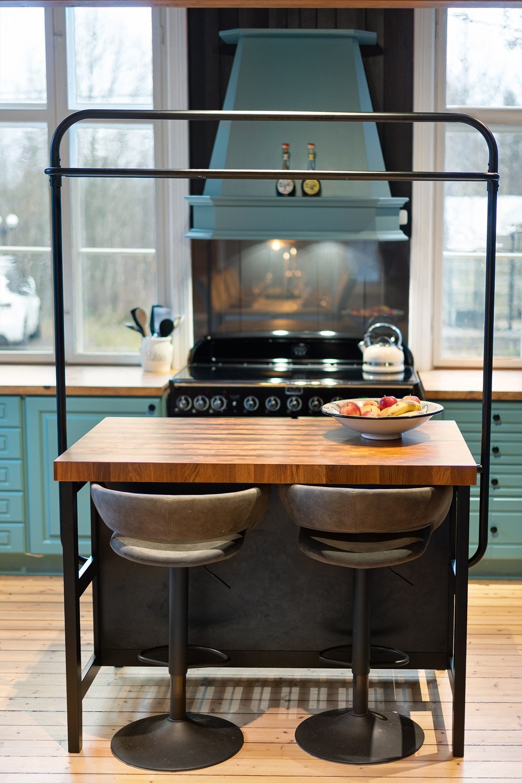 Det er satt inn en praktisk kjøkkenøy som gir mer benkeplass og som også er et koselig samlingspunkt med sitteplasser på den ene siden. Galleribilde