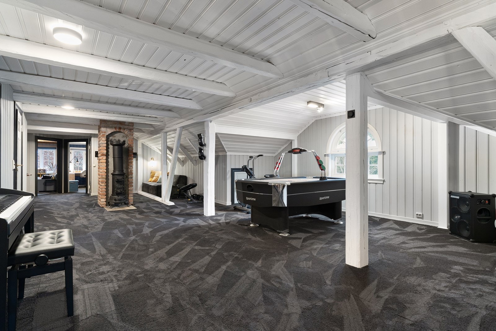 Romslig loftstue. med plass til flere soner til underholdning. Vedovnen som står i loftstua er ikke tilknyttet pipe, og er i dag kun til pynt. Galleribilde