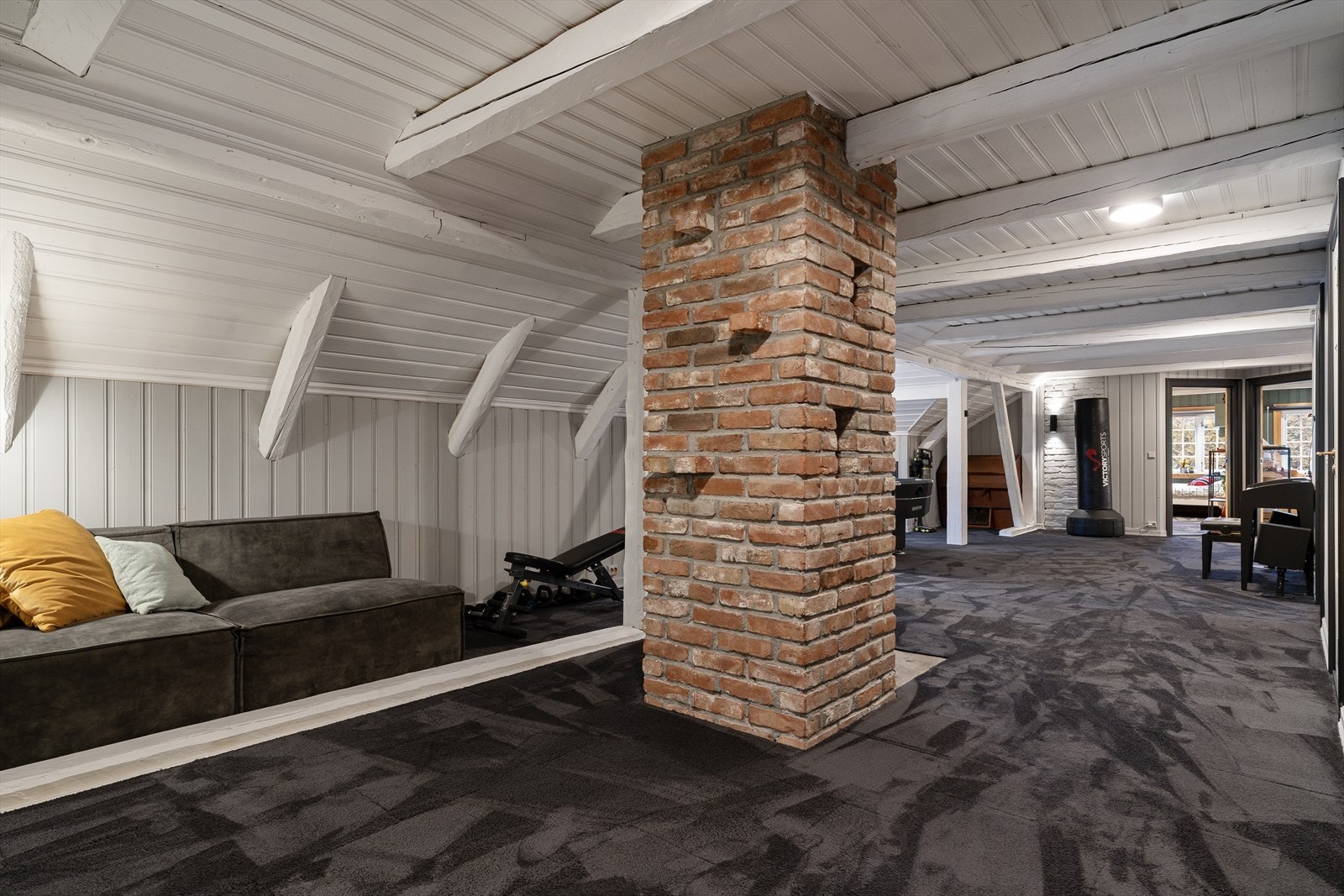 I alle oppholdsrom er det lagt teppegulv, men under dette er det tregulv. Galleribilde