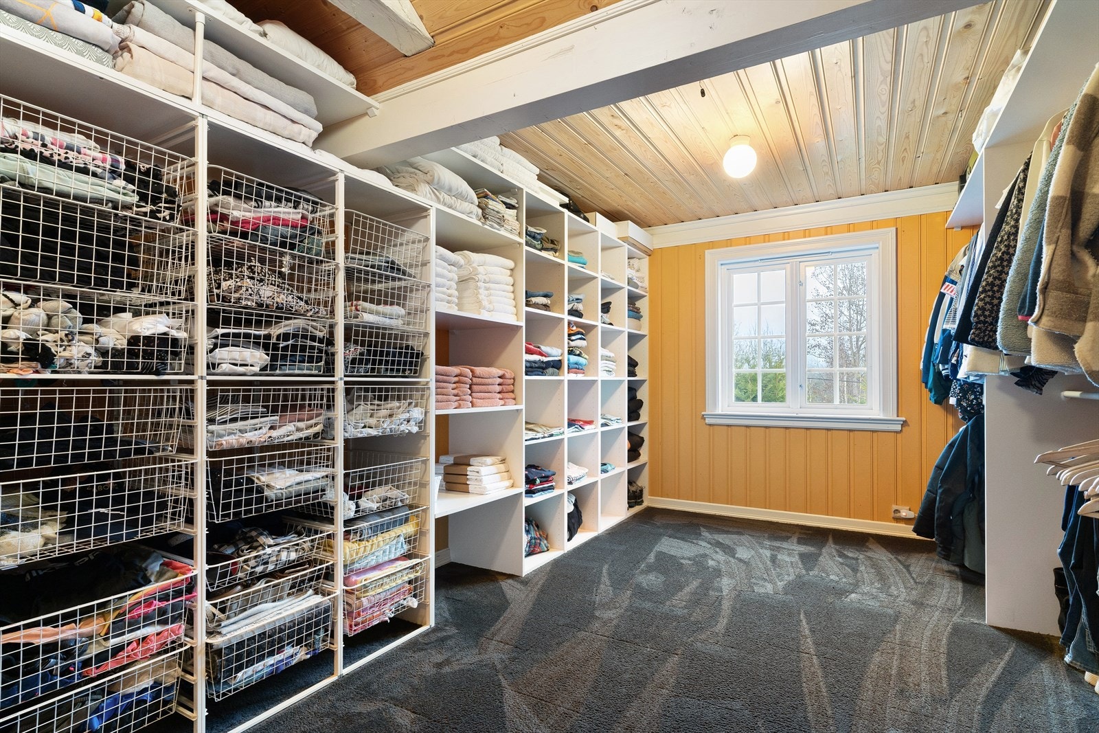 Det femte soverommet brukes i dag som et praktisk garderoberom med plassbygde hyller og trådkurver. Galleribilde