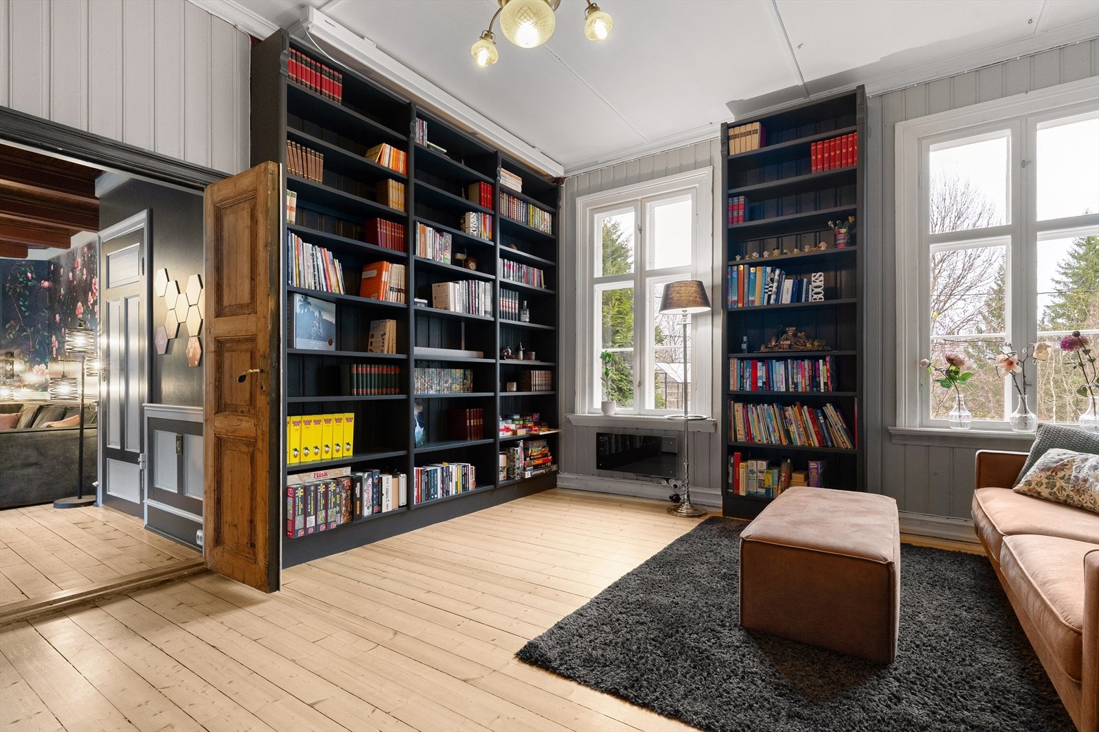 I tillegg til hovedstua er det også en ekstra stue i 1. etasje som har blitt benyttet bibliotek og hjemmekino. Ved å ha dørene åpne fungerer dette rommet som en forlengelse av hovedstua. Galleribilde