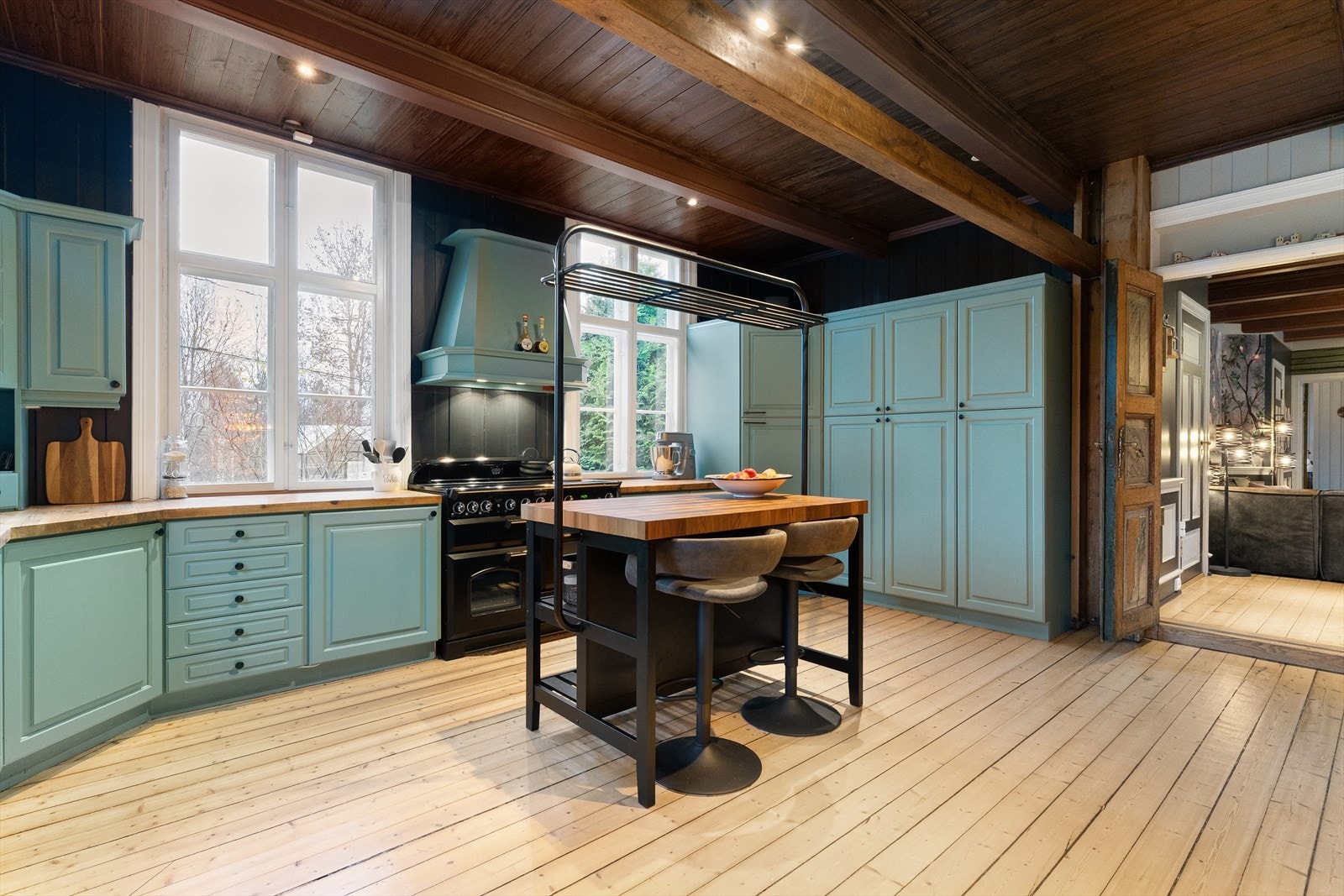 Kjøkkenet har godt med skaper og skuffer til oppbevaring, samt store benkeflater for for matlaging. Galleribilde