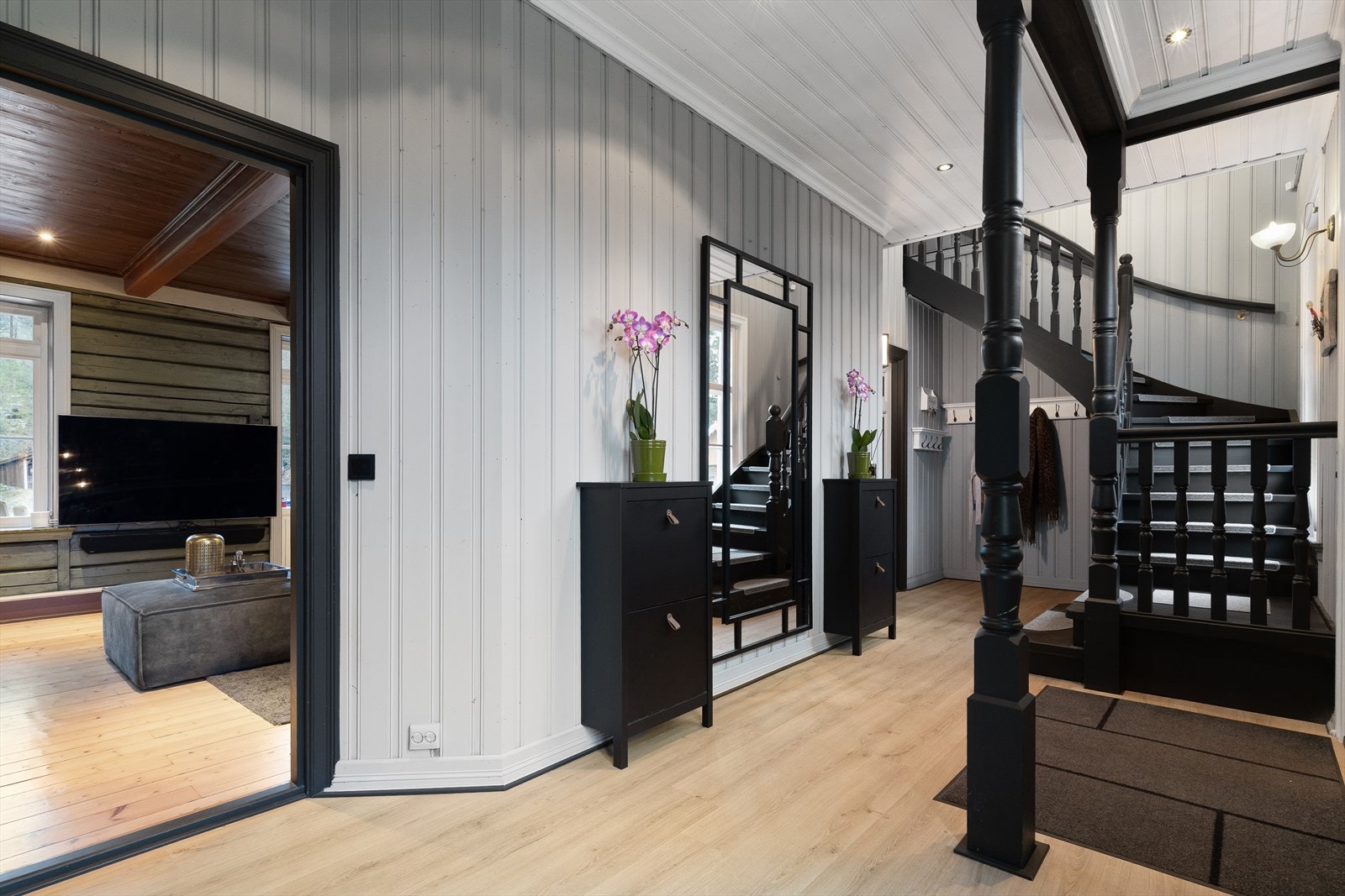 Det er inngang til hver side av stua fra hallen. Galleribilde