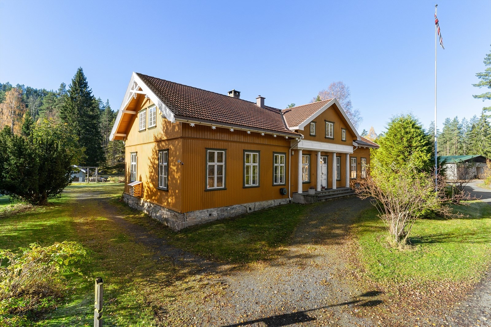 Eiendommen ligger ca. 5 minutter med bil nord for Kongsberg. Det er fine turmuligheter rett utenfor døra, og Jondalsdammen ligger i gangavstand fra eiendommen. Galleribilde