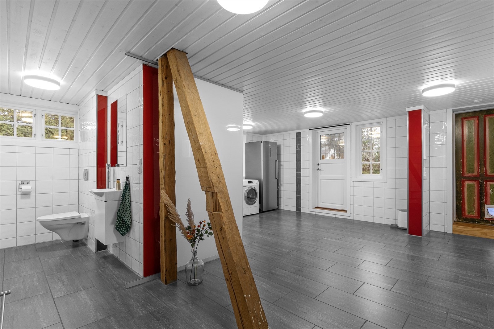 I den andre sonen er det vegghengt toalett og en liten servant. Galleribilde