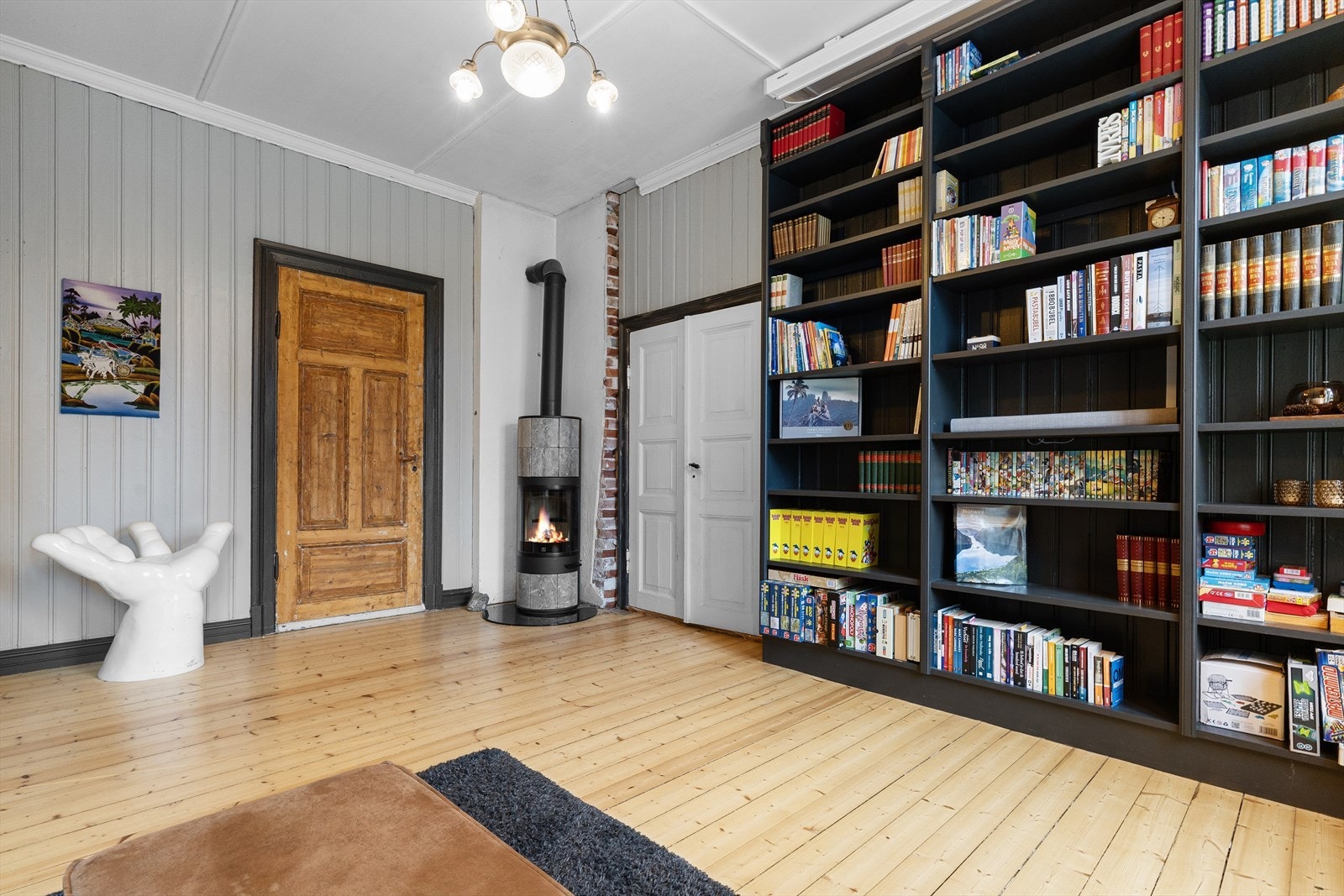 I biblioteket/stua er det også en lekker vedovn som varmer godt på kalde dager. Galleribilde