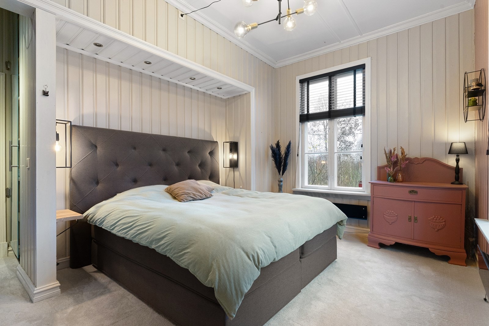 Boligen har i dag til sammen åtte rom som kan benyttes som soverom. Tre av disse ligger i 1. etasje. Galleribilde