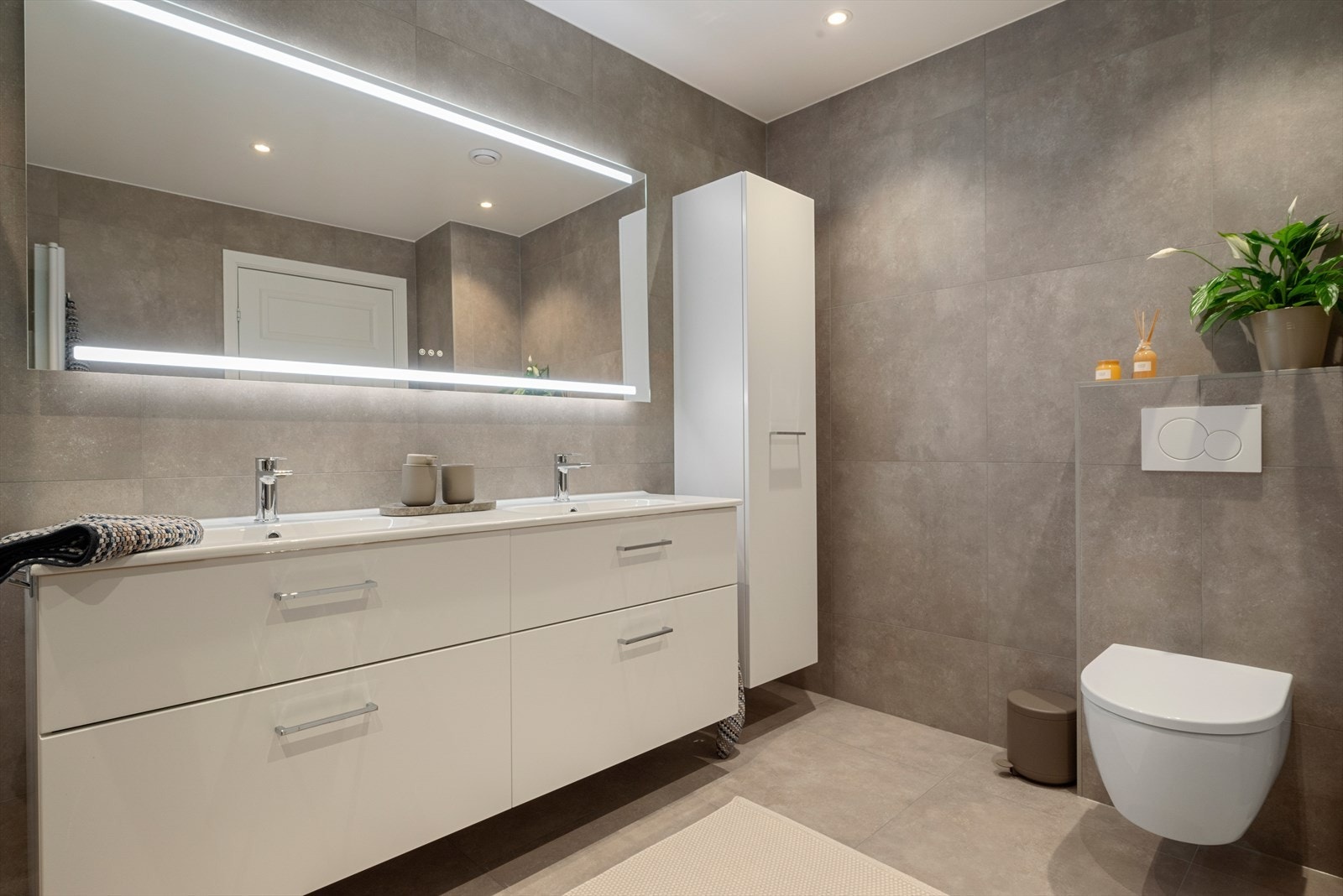 Baderommet er vurdert til tilstandsgrad 0 på alle punkter i tilstandsrapporten, et tydelig kvalitetsstempel på utførelsen. Galleribilde