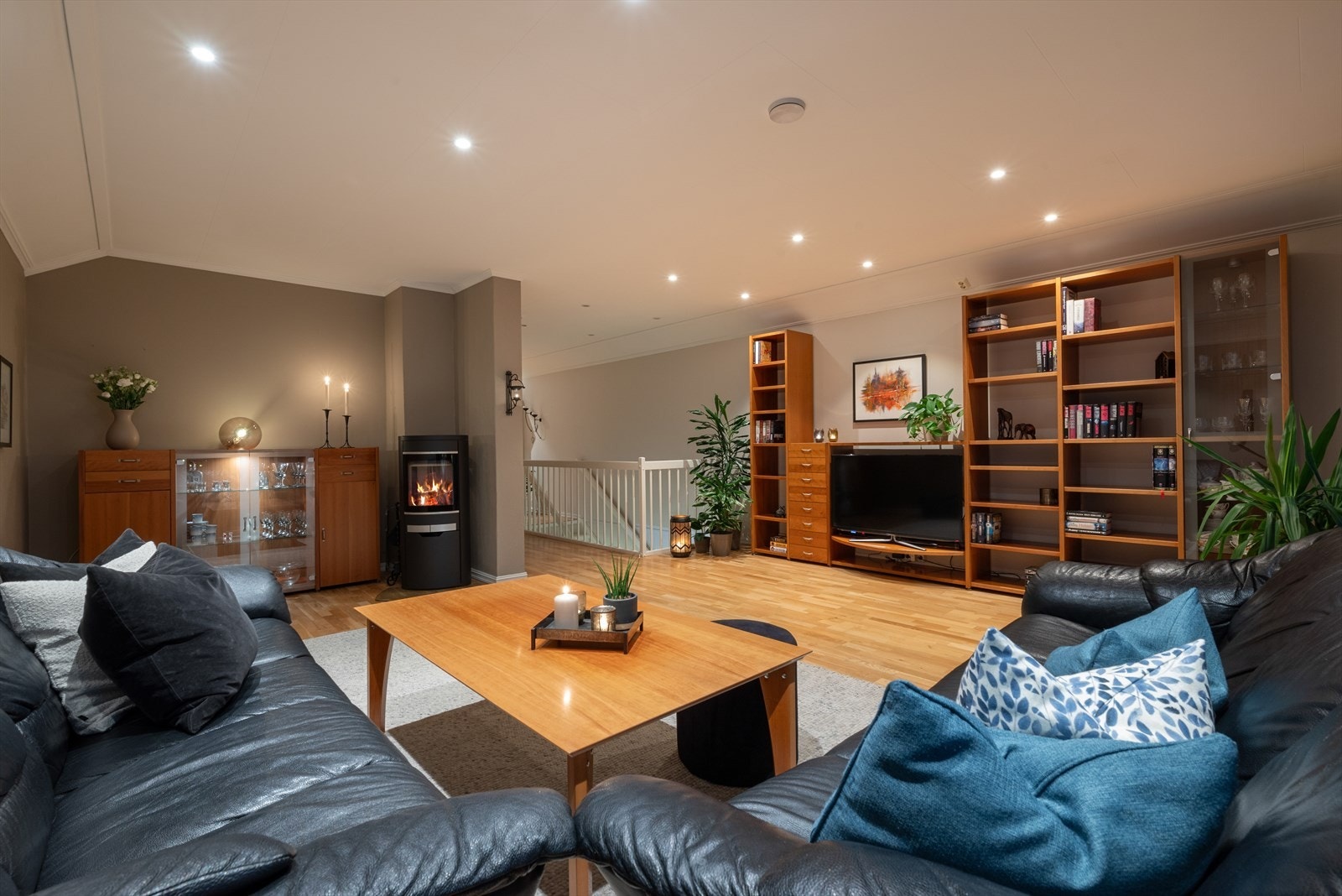 Boligen byr på en rekke kvaliteter, blant annet flere romslige soverom, to bad, sørvestvendt veranda med gode solforhold, garasje med elbillader og en fantastisk beliggenhet. Galleribilde