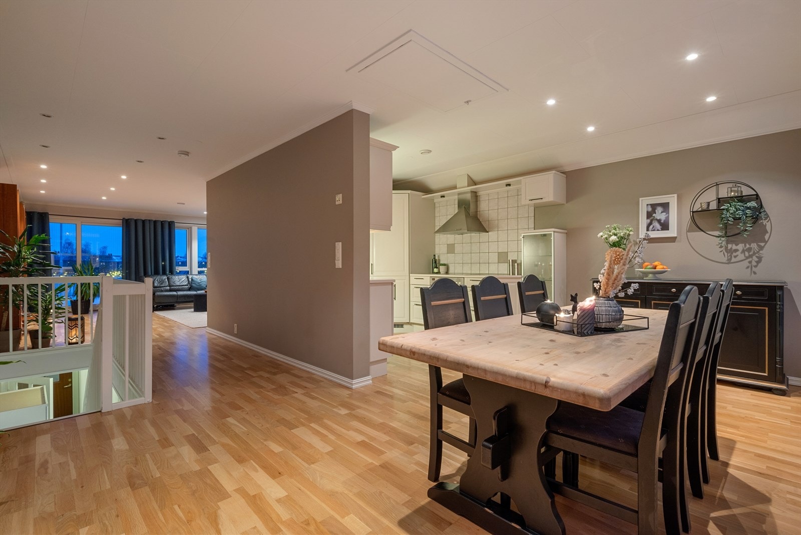 I andre etasje er det utstrakt bruk av downlights, som gir en behagelig og stemningsfull belysning gjennom hele året. Galleribilde