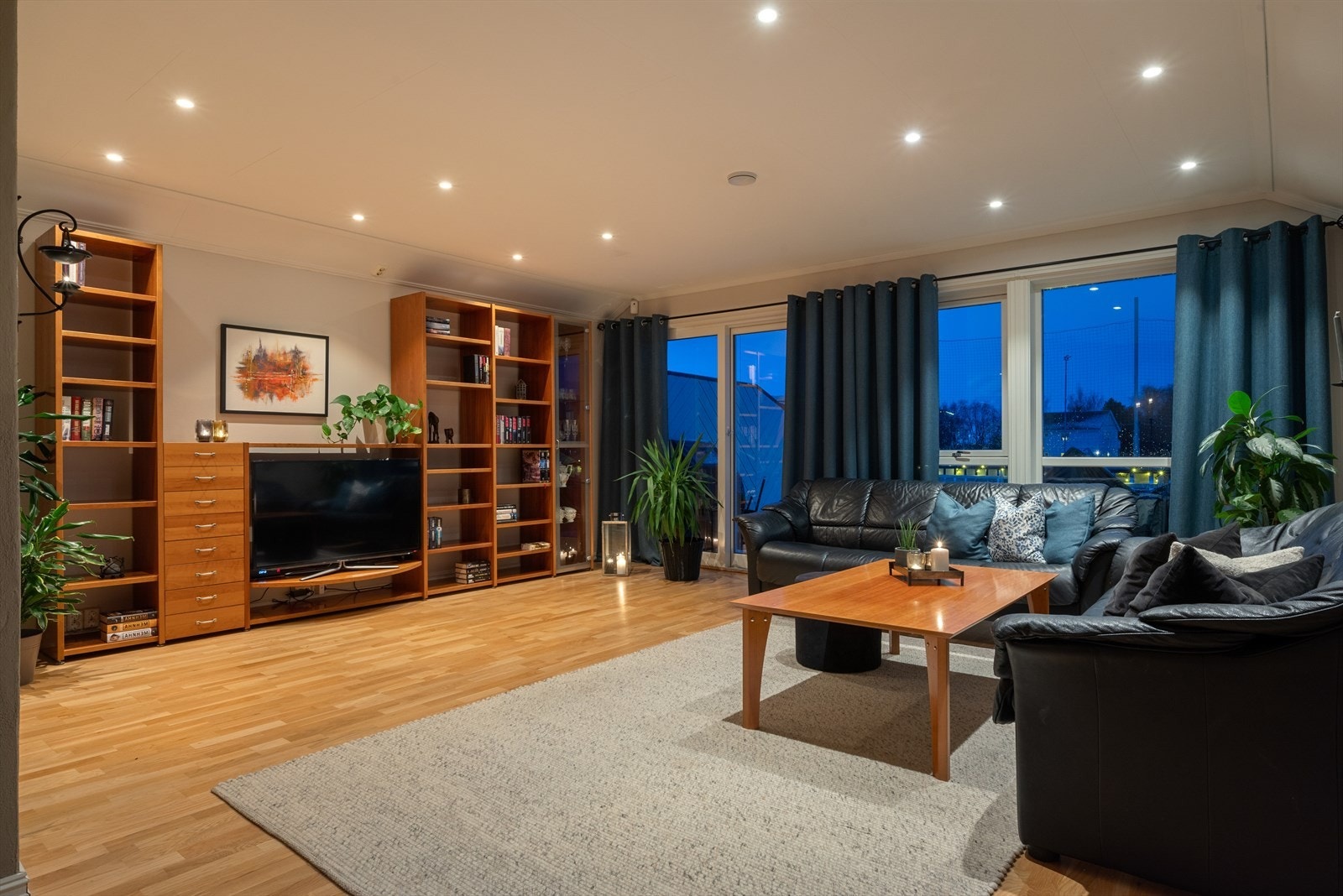 Andre etasje har en praktisk og god planløsning med en romslig stuedel på 37,5 m², med god plass til ønsket møblering og innredning. Galleribilde