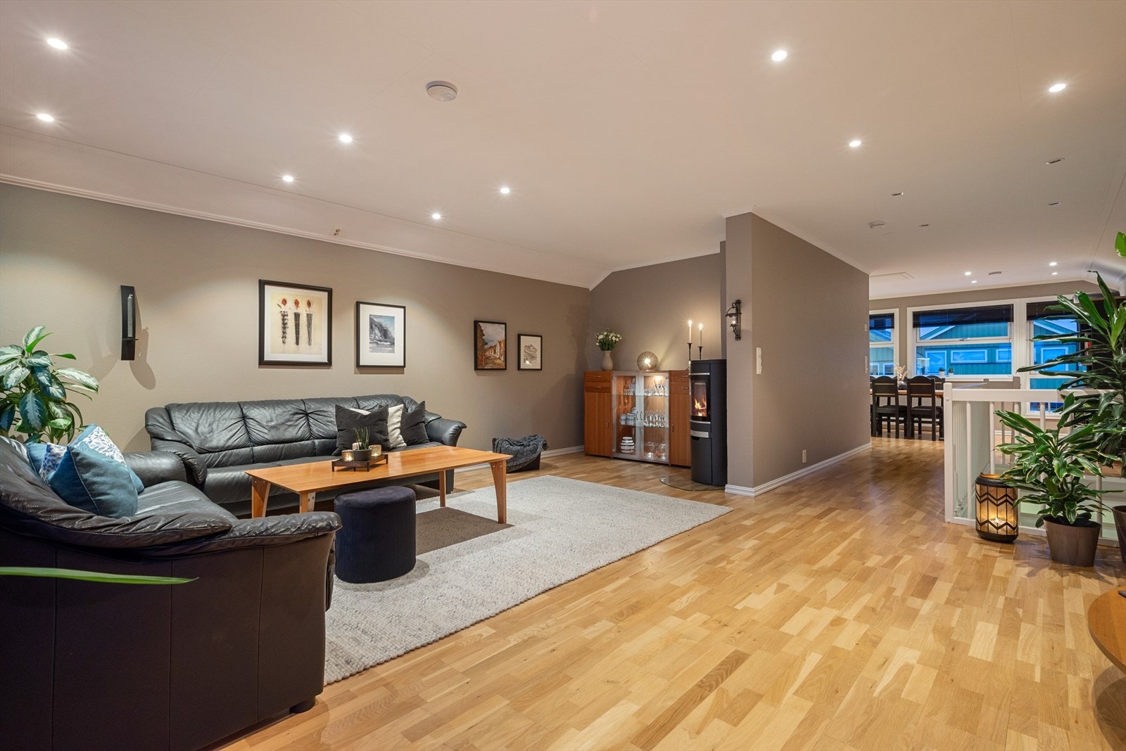 Boligen er jevnlig oppgradert og fremstår som svært velholdt og pen. Her har du muligheten til å sikre deg en flott familiebolig i et svært attraktivt og ettertraktet boligområde. Galleribilde