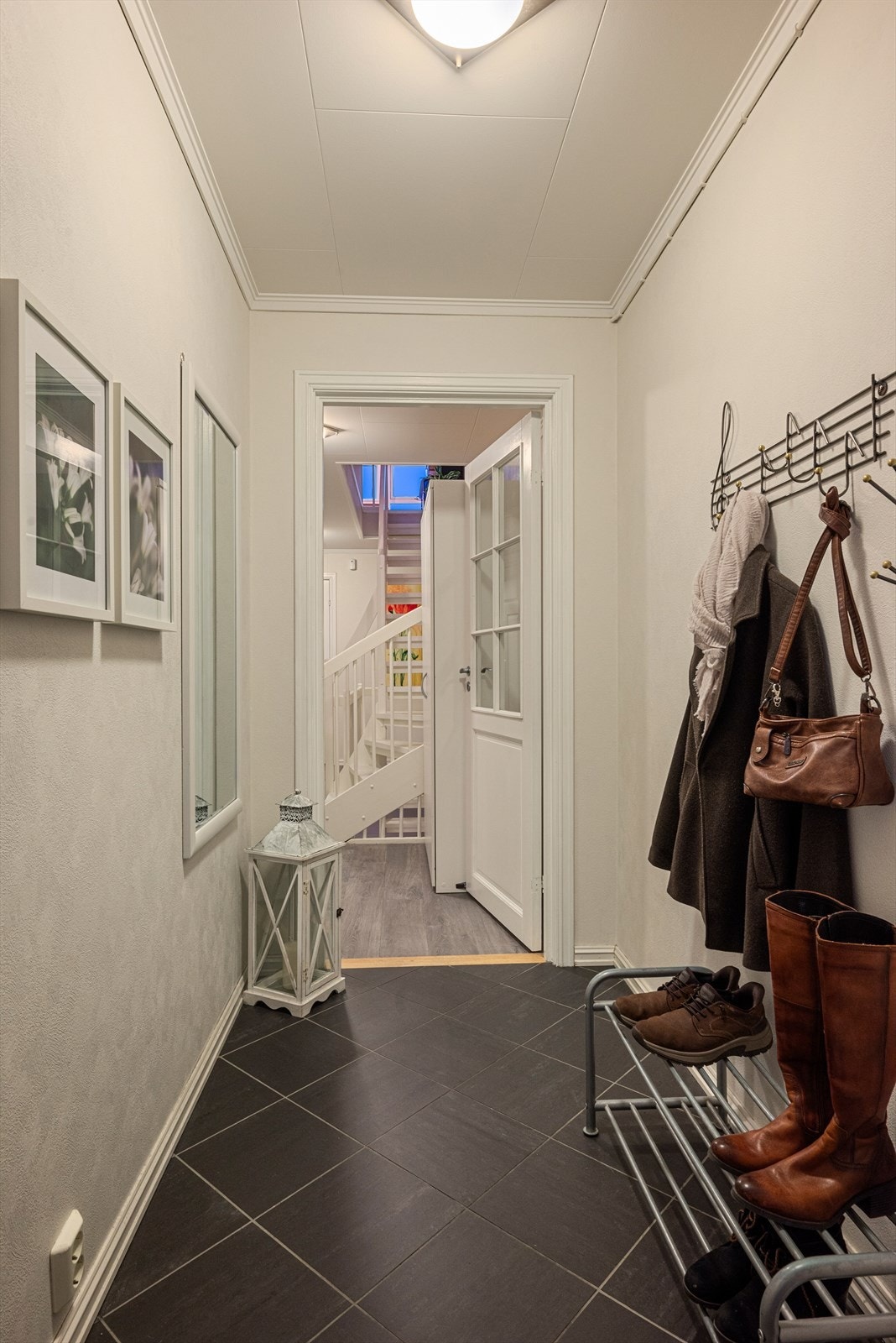 Entréen er praktisk anlagt med fliser på gulvet, og har også elektrisk gulvvarme. Galleribilde