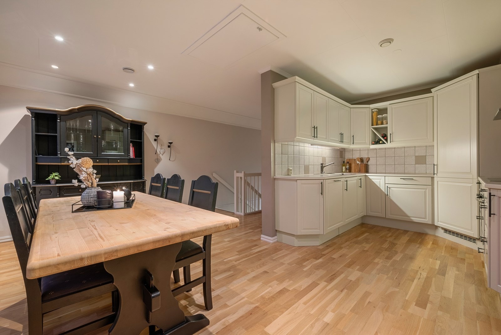 Boligen varmes opp med både elektrisitet og vedfyring. I tillegg er den utstyrt med balansert ventilasjon, som bidrar til et godt inneklima året rundt. Galleribilde