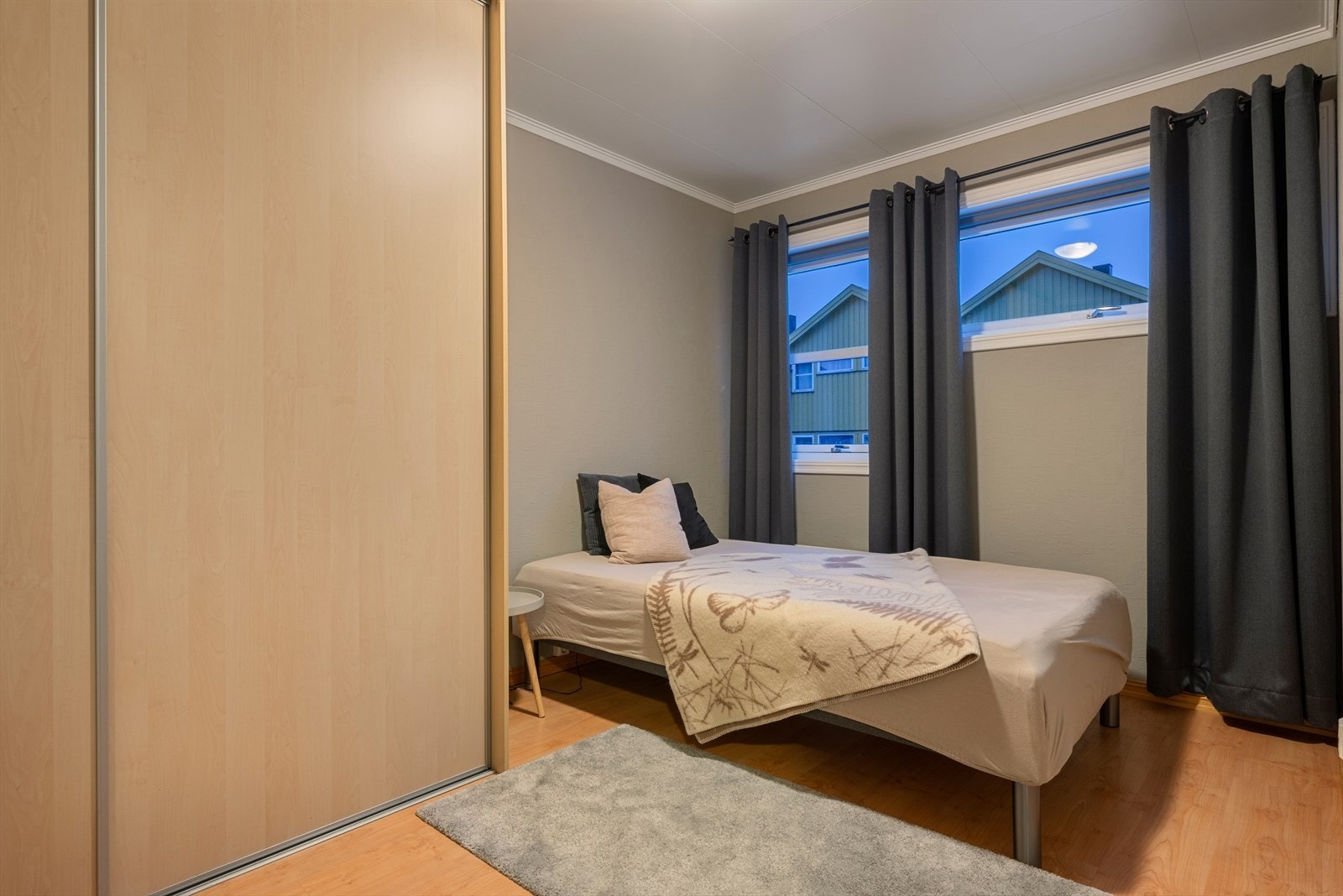 Boligen har tre romslige soverom i første etasje, på henholdsvis 10 m², 7,5 m² og 10,5 m². Galleribilde