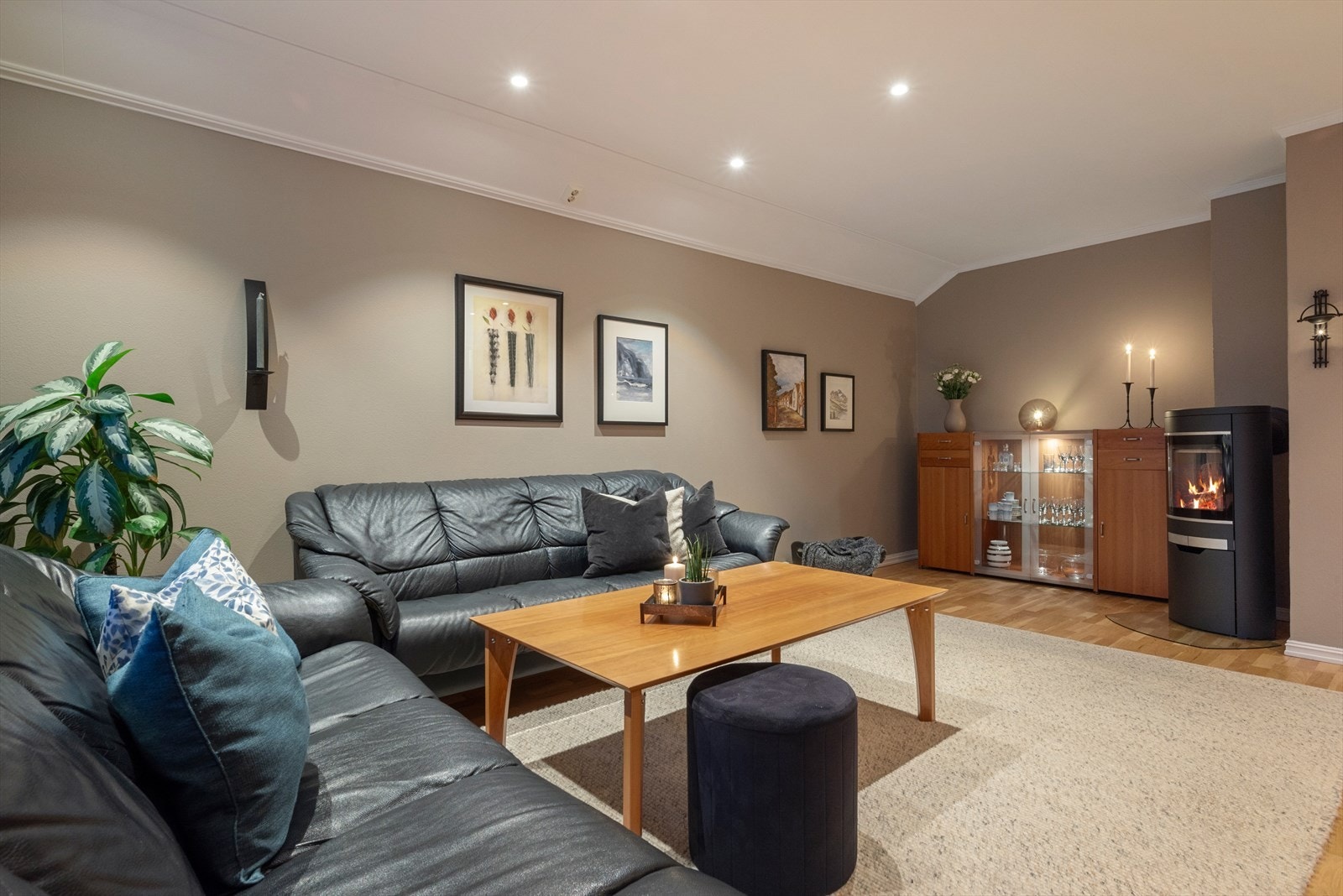 Boligen er malt i behagelige og tidsriktige farger som skaper en lun atmosfære. Galleribilde