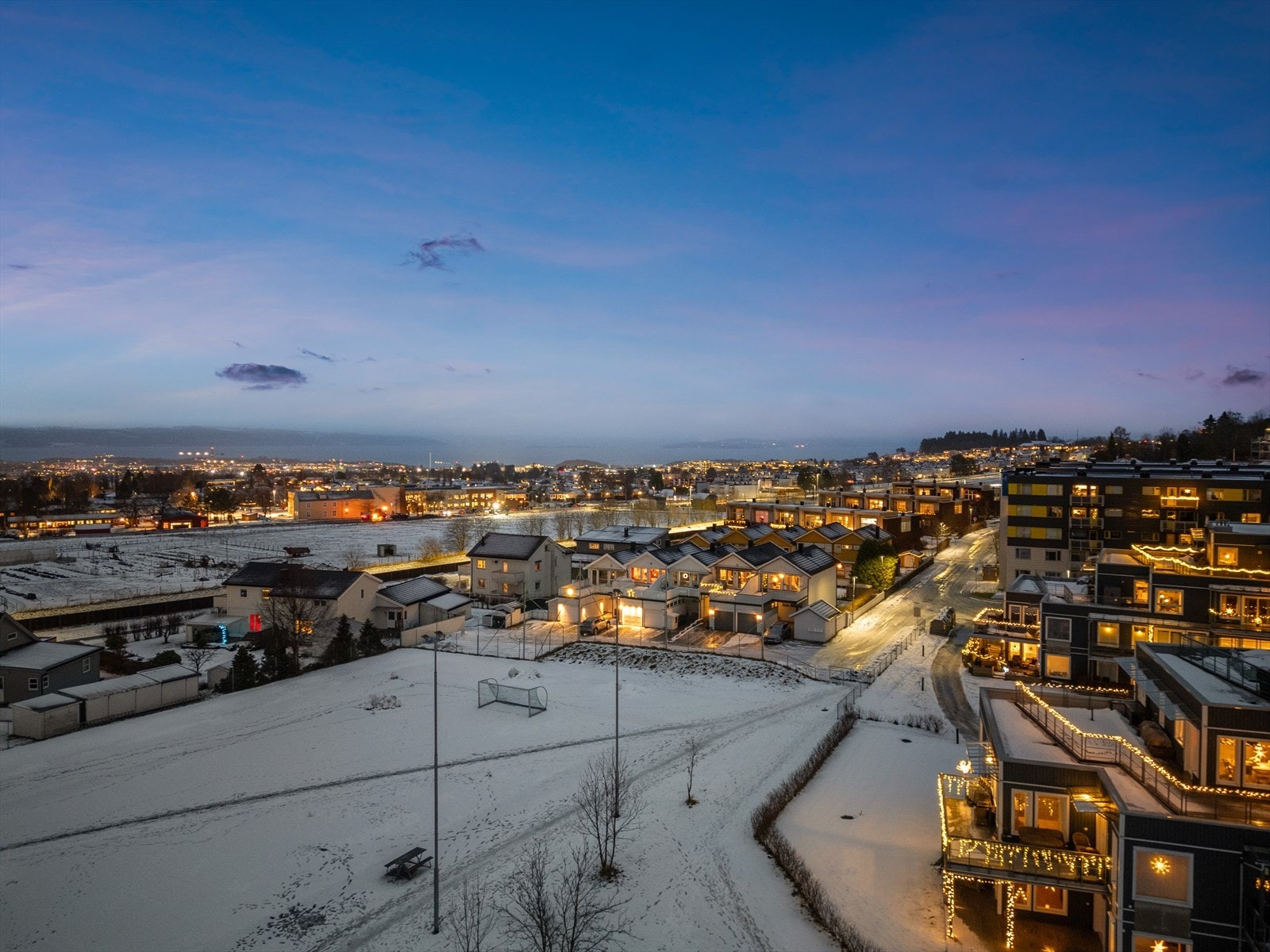 I umiddelbar nærhet er det kunstgressbane og volleyballbane. I tillegg ligger Moholtsenteret i gangavstand, en perfekt beliggenhet for familielivet. Galleribilde