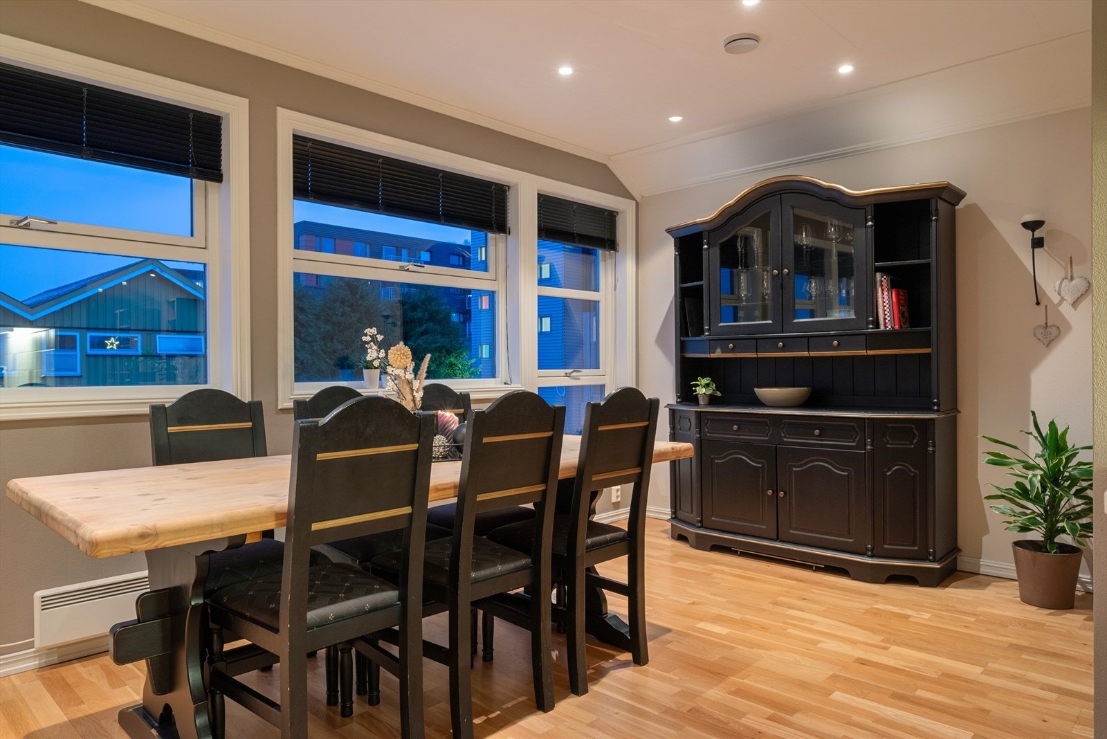 Ved kjøkkenet er det en naturlig plassering for spisebord, med god plass til ønsket møblering. Galleribilde