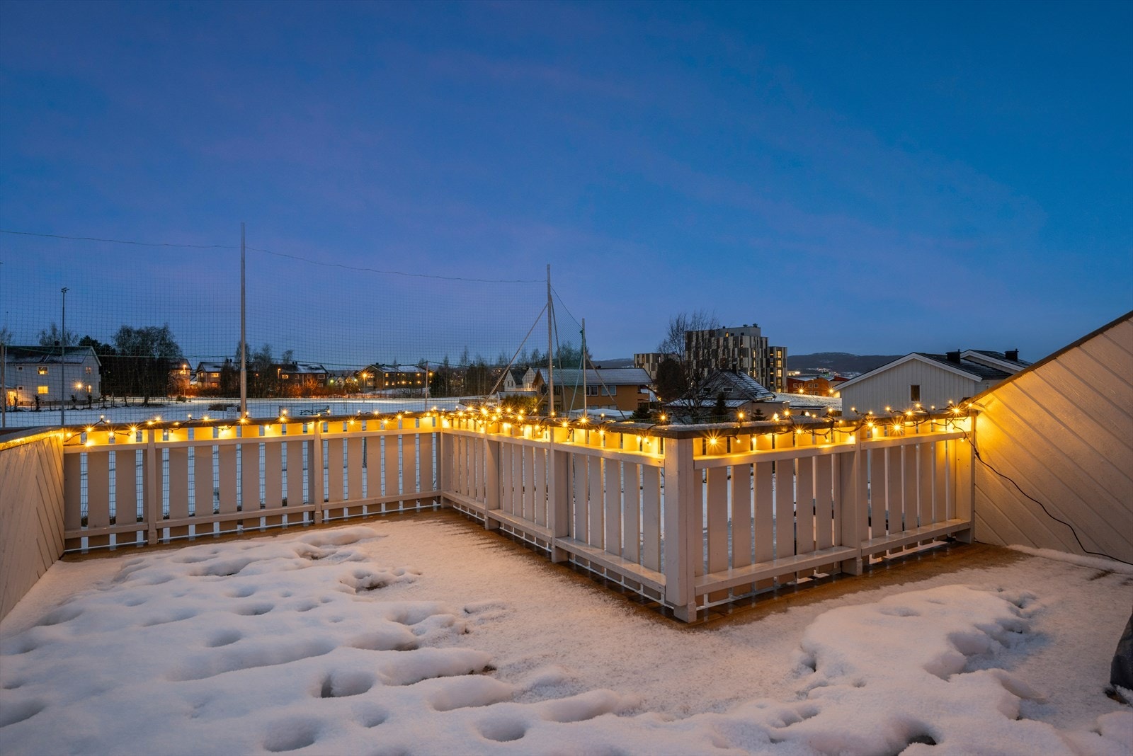 Boligen kan skilte med en stor, sørvestvendt veranda på hele 28 m², som byr på svært gode sol- og utsiktsforhold. Ifølge selger er det sol fra omtrent kl. 10 til 23 på sommerstid. Galleribilde