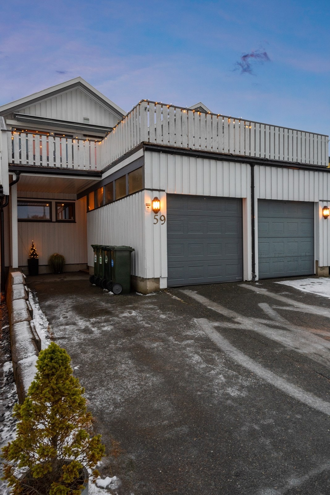 Parkering i egen garasje. Garasjen er også utstyrt med elbillader. Galleribilde