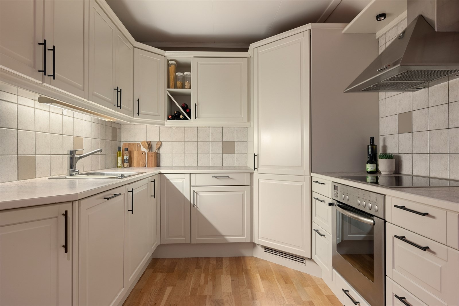 Boligen har et tidløst og funksjonelt kjøkken fra HTH, med rikelig skap- og benkeplass. Kjøkkenet er i senere tid oppgradert med nymalte fronter og nye håndtak. Galleribilde