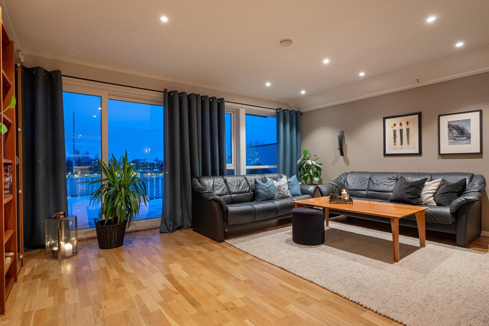 Boligen har en smart og gjennomgående planløsning, der store vindusflater slipper inn rikelig med dagslys og gir en innbydende atmosfære. Galleribilde