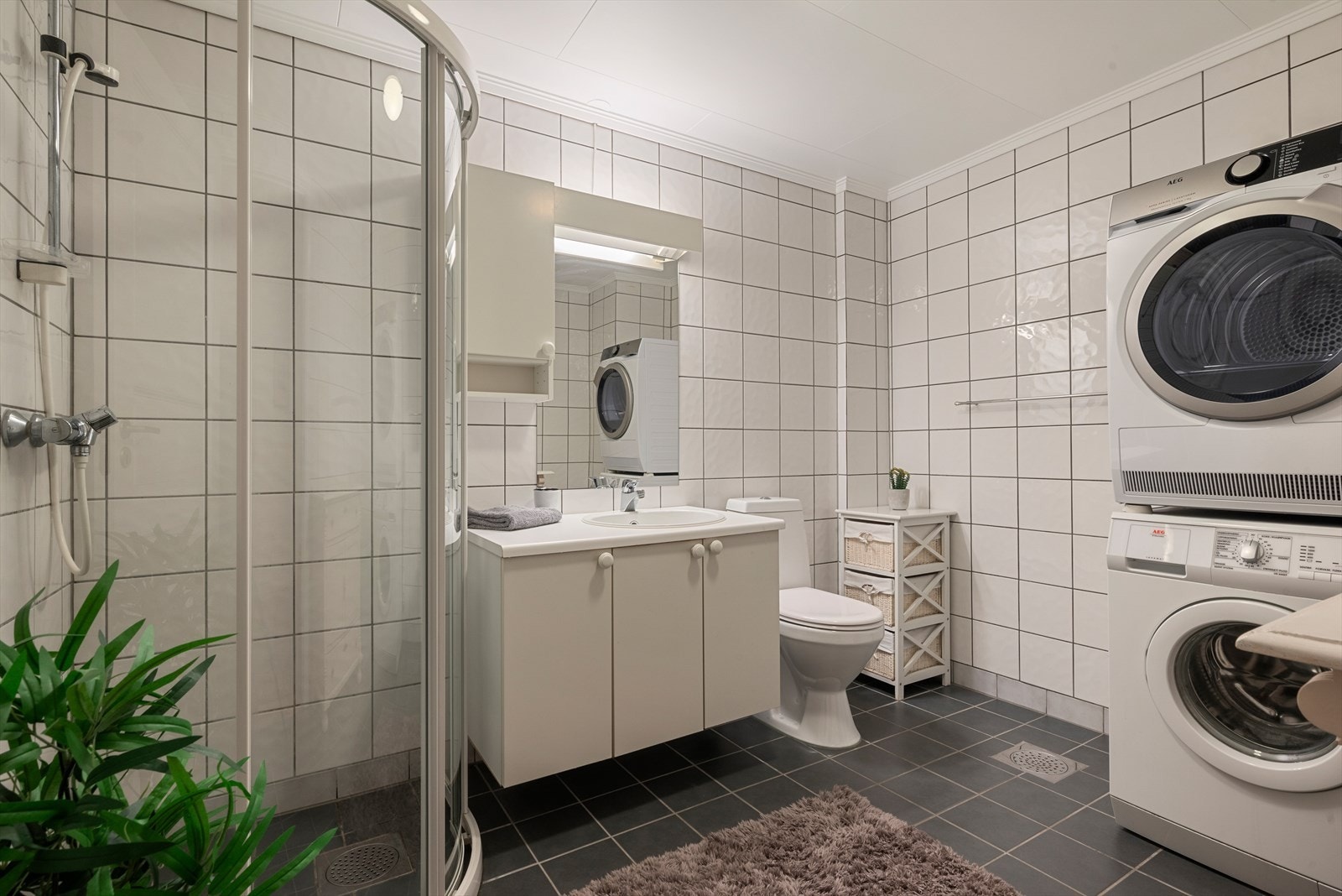 Boligens andre bad ligger i underetasjen, og er utstyrt med dusjhjørne, baderomsinnredning, opplegg for vaskemaskin og mekanisk avtrekk. Rommet har også elektrisk gulvvarme for ekstra komfort. Galleribilde