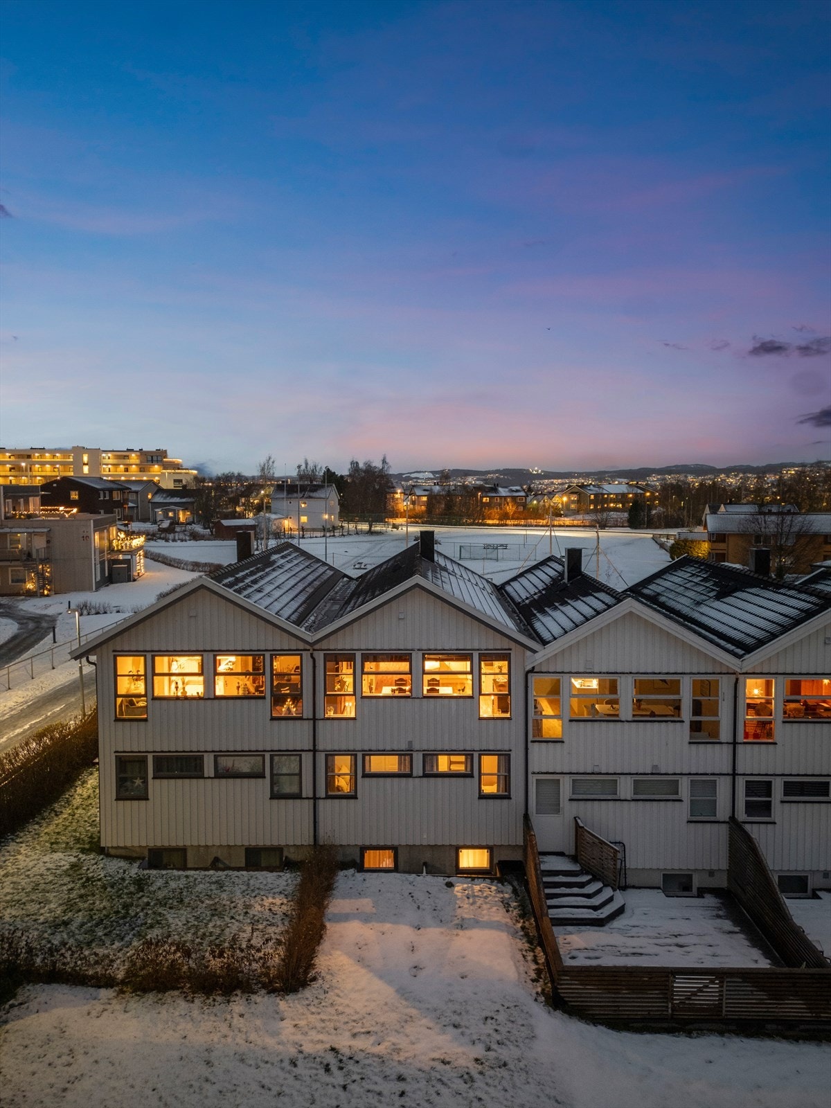 Boligen har en av de beste plasseringene i feltet, med utsikt direkte mot idrettsanlegget. Galleribilde