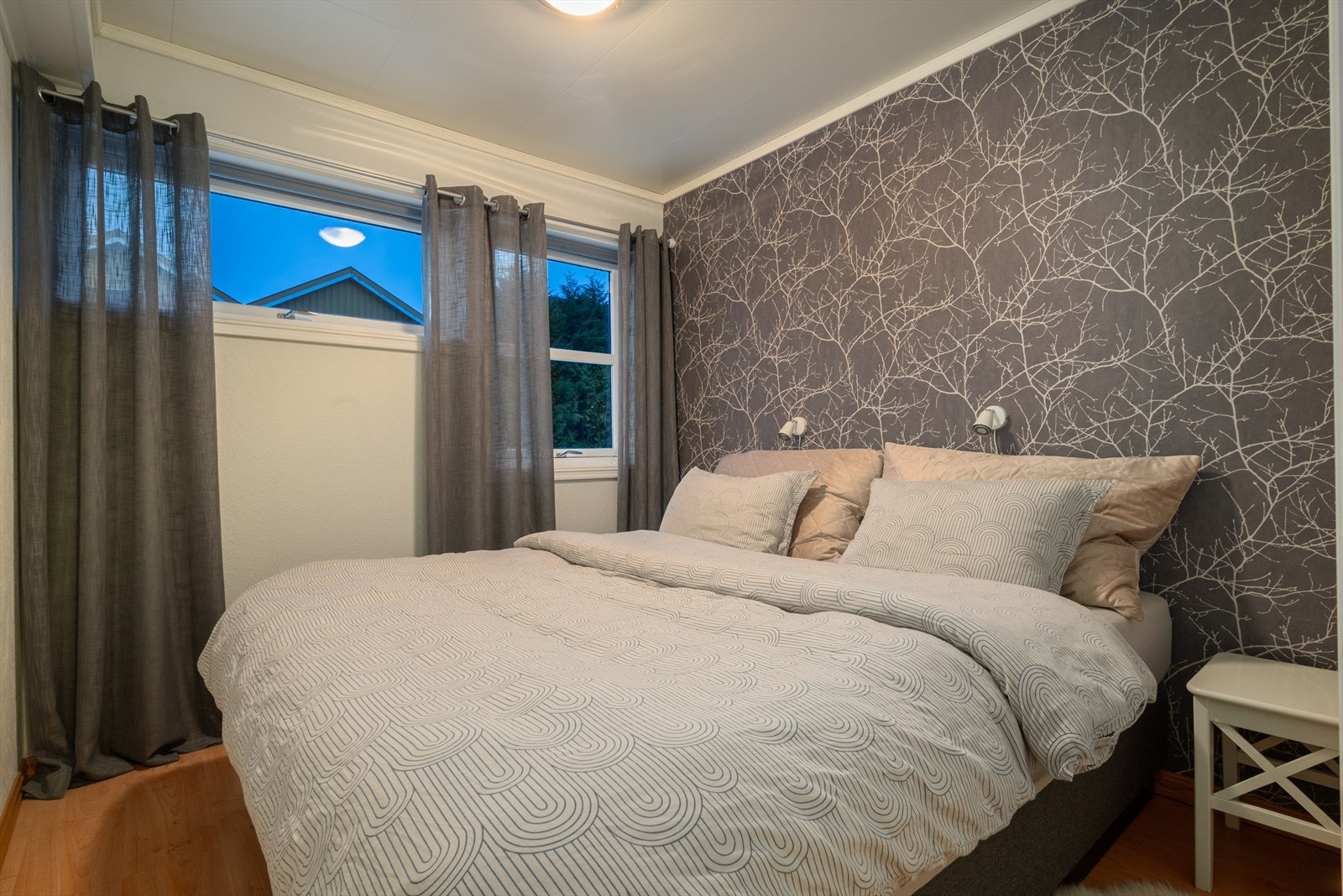 Alle soverommene har god plass til både dobbeltseng og garderobeskap. Galleribilde