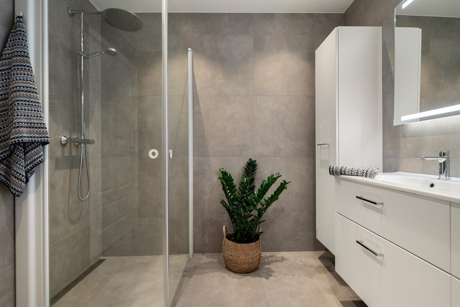 Badet ble totalrenovert i 2023 med blant annet ny membran, rør og elektrisk anlegg. Alt arbeid er utført av fagfolk innen de respektive fagområdene. Galleribilde