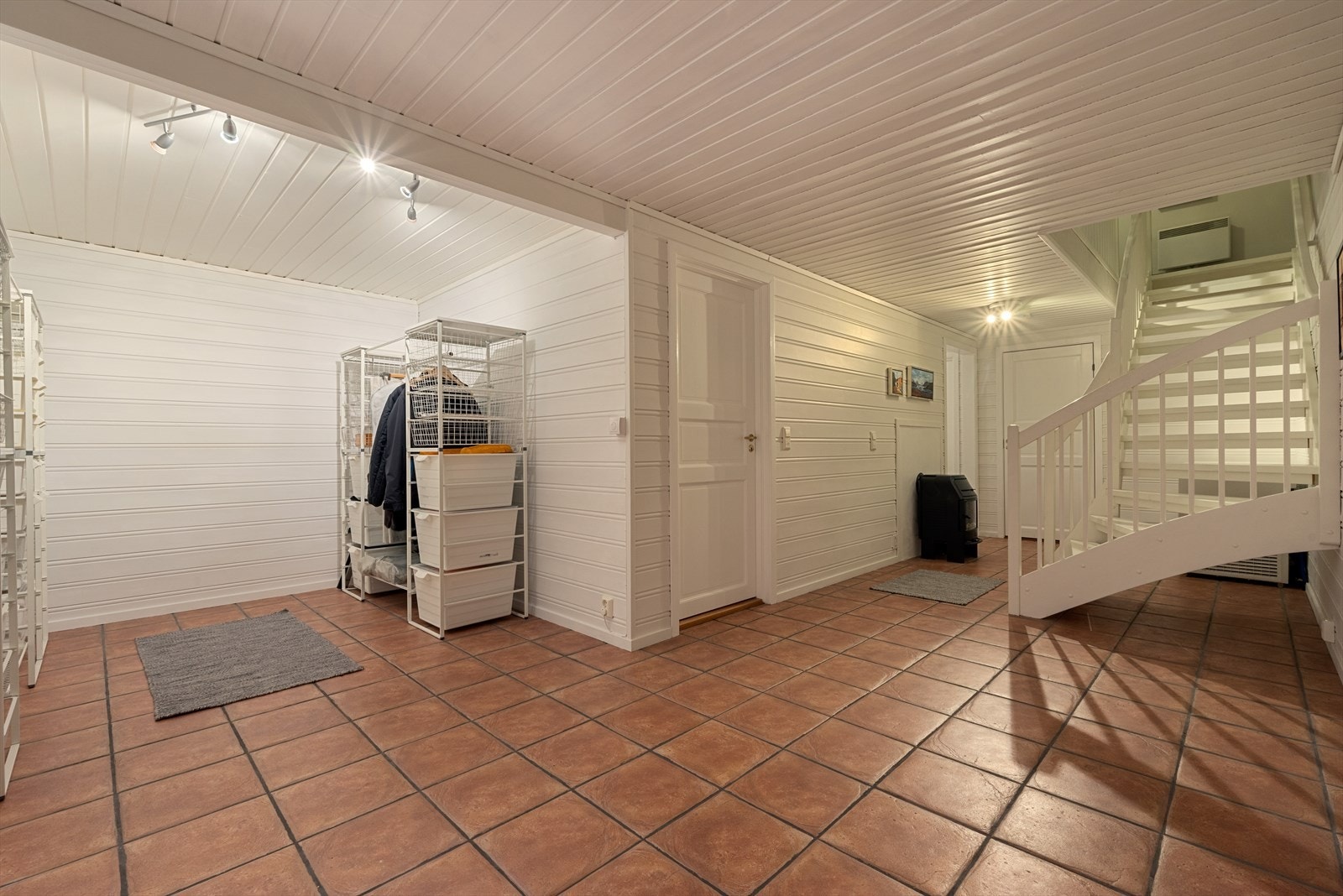 Underetasjen byr på hele 28 m² med stort potensial, og er utstyrt med både elektrisk gulvvarme og peisovn. Galleribilde