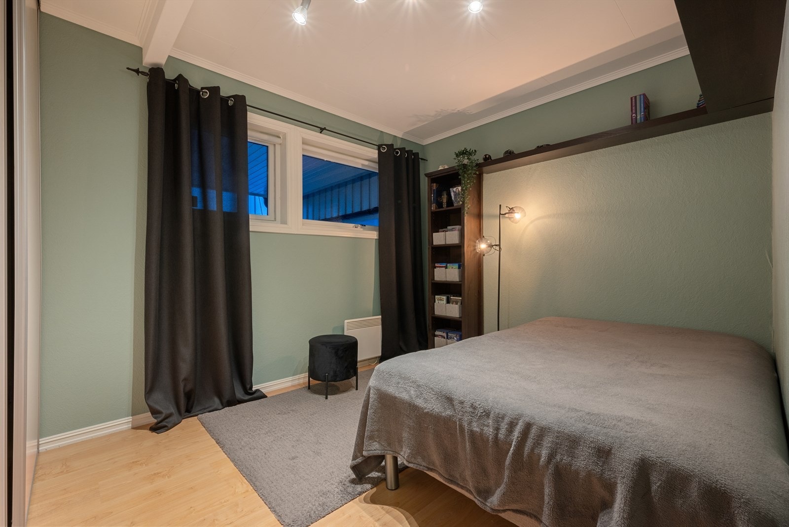 Soverommene har praktiske skyvedørsgarderober som medfølger i handelen. Galleribilde