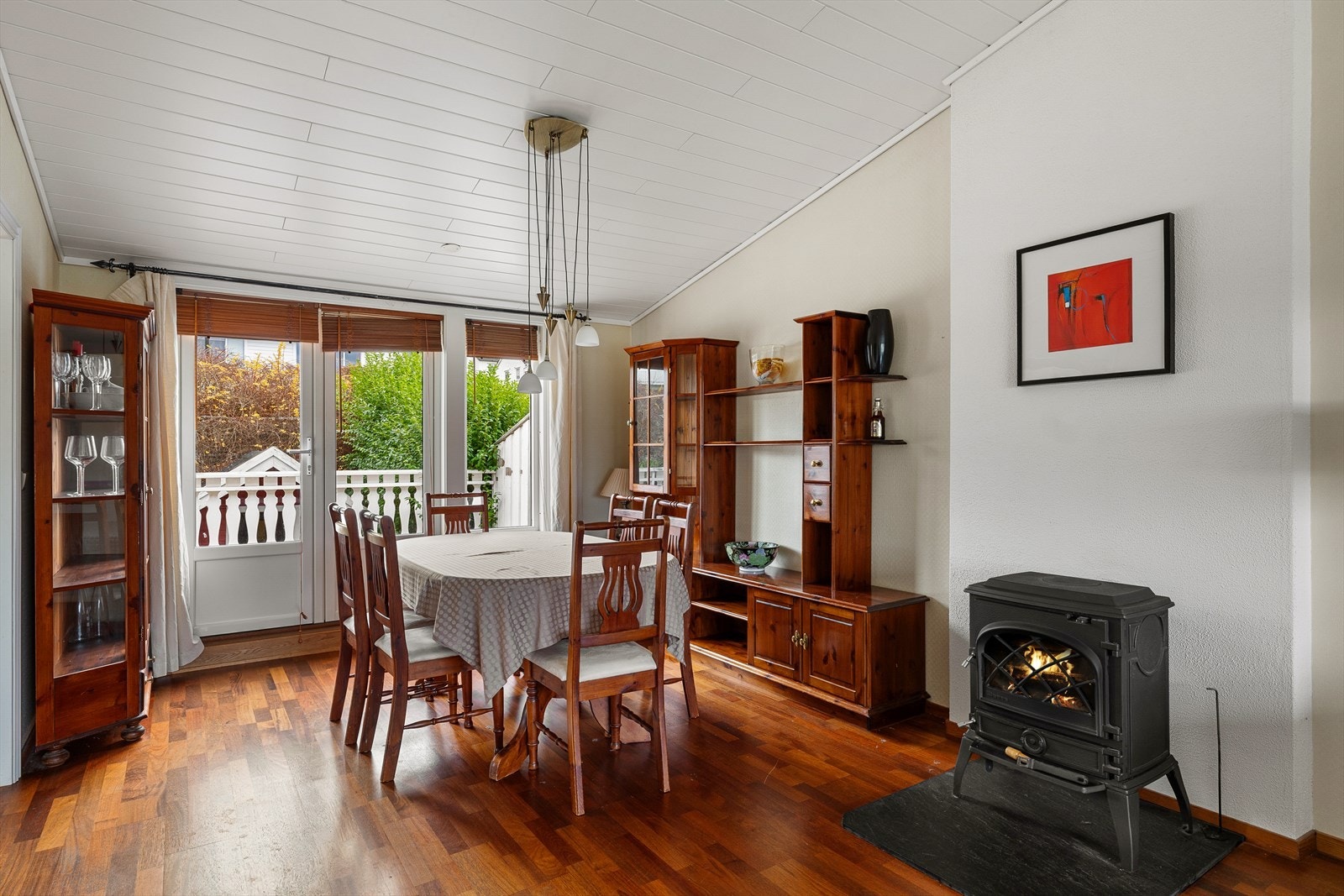 Trivelig spiseavdeling med plass til stort spisebord og vedovn som skaper en varm og hyggelig stemning. Direkte adkomst til uteområdet. Galleribilde