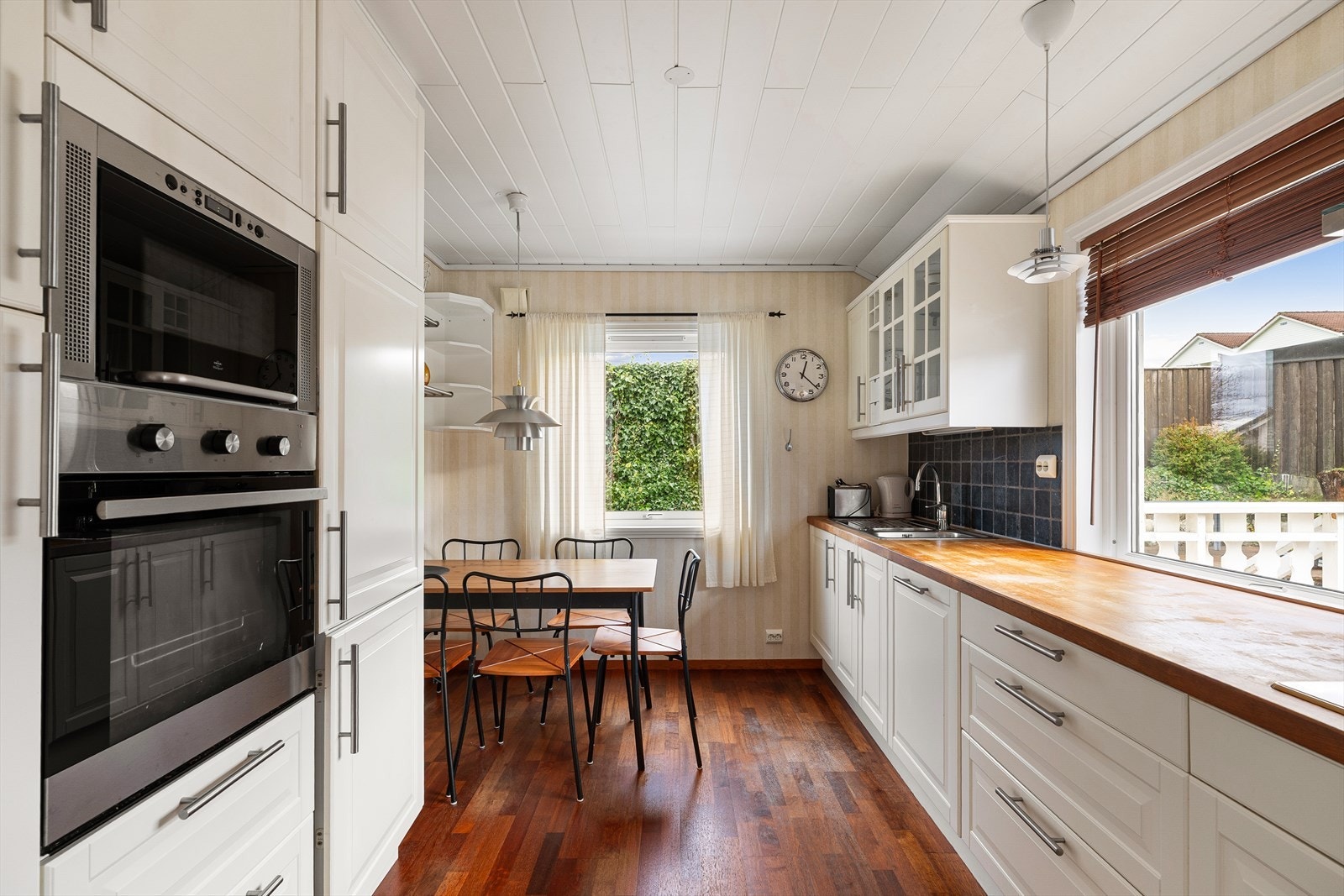 Romslig og funksjonelt kjøkken med god skapplass, arbeidsflate og egen sone for spisebord. Galleribilde