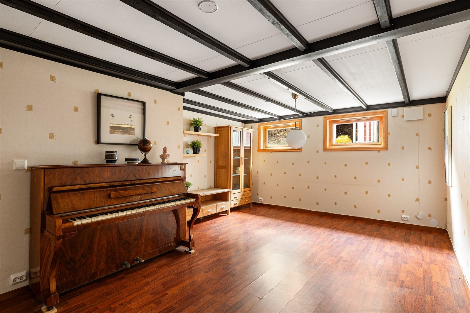 Romslig kjellerstue med gode innredningsmuligheter Galleribilde