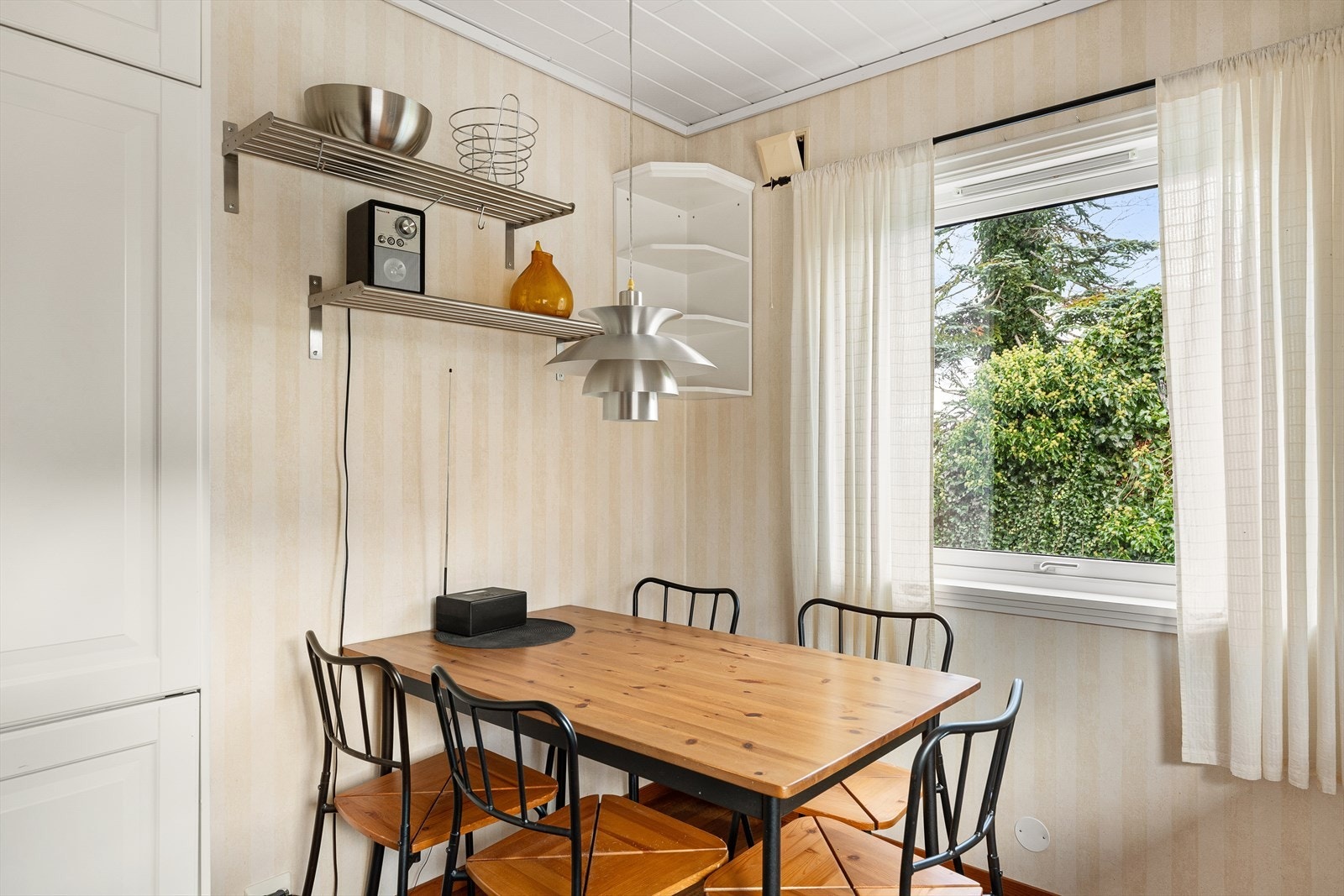 Lyst og trivelig spiseplass på kjøkkenet Galleribilde