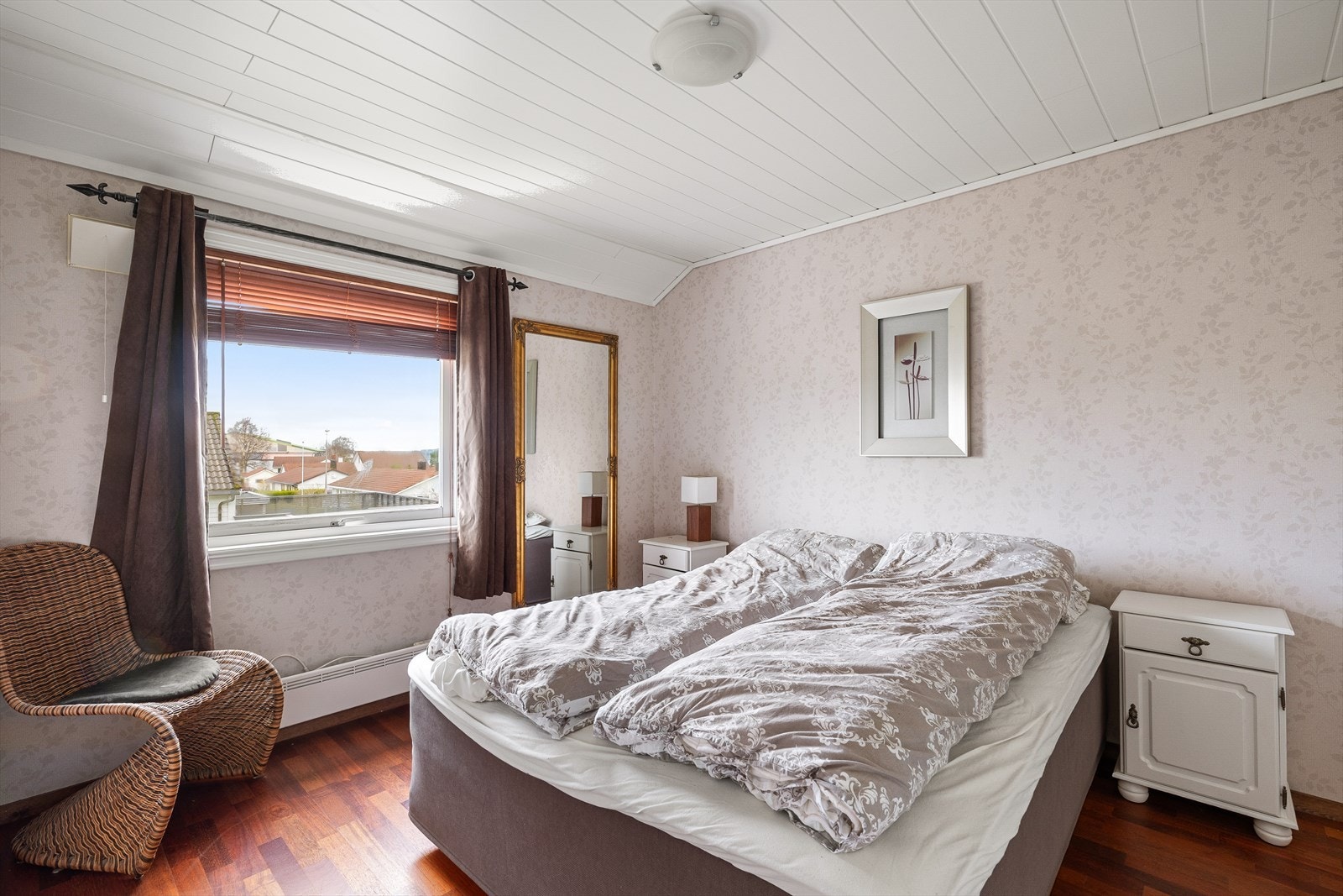 Lyst og romslig hovedsoverom med gode møbleringsmuligheter og stort vindu som slipper inn rikelig med dagslys. Over soverom er det lagringsloft Galleribilde