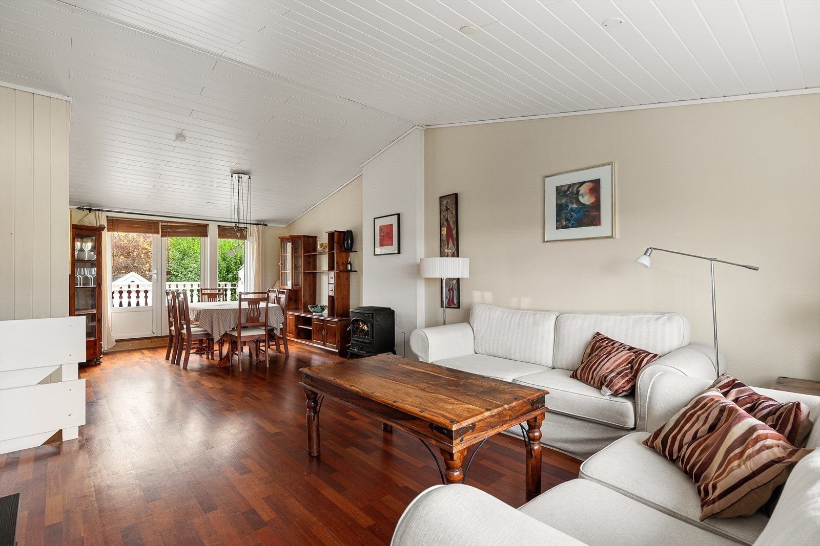 Lys og luftig stue med god plass til møblering Galleribilde