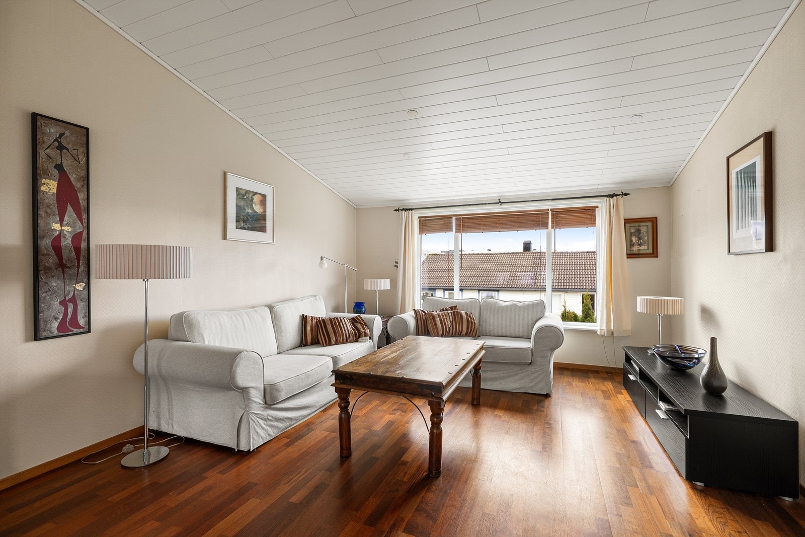 God plass til både sofagruppe og TV-løsning. Store vindusflater gir en lun og lys atmosfære. Galleribilde