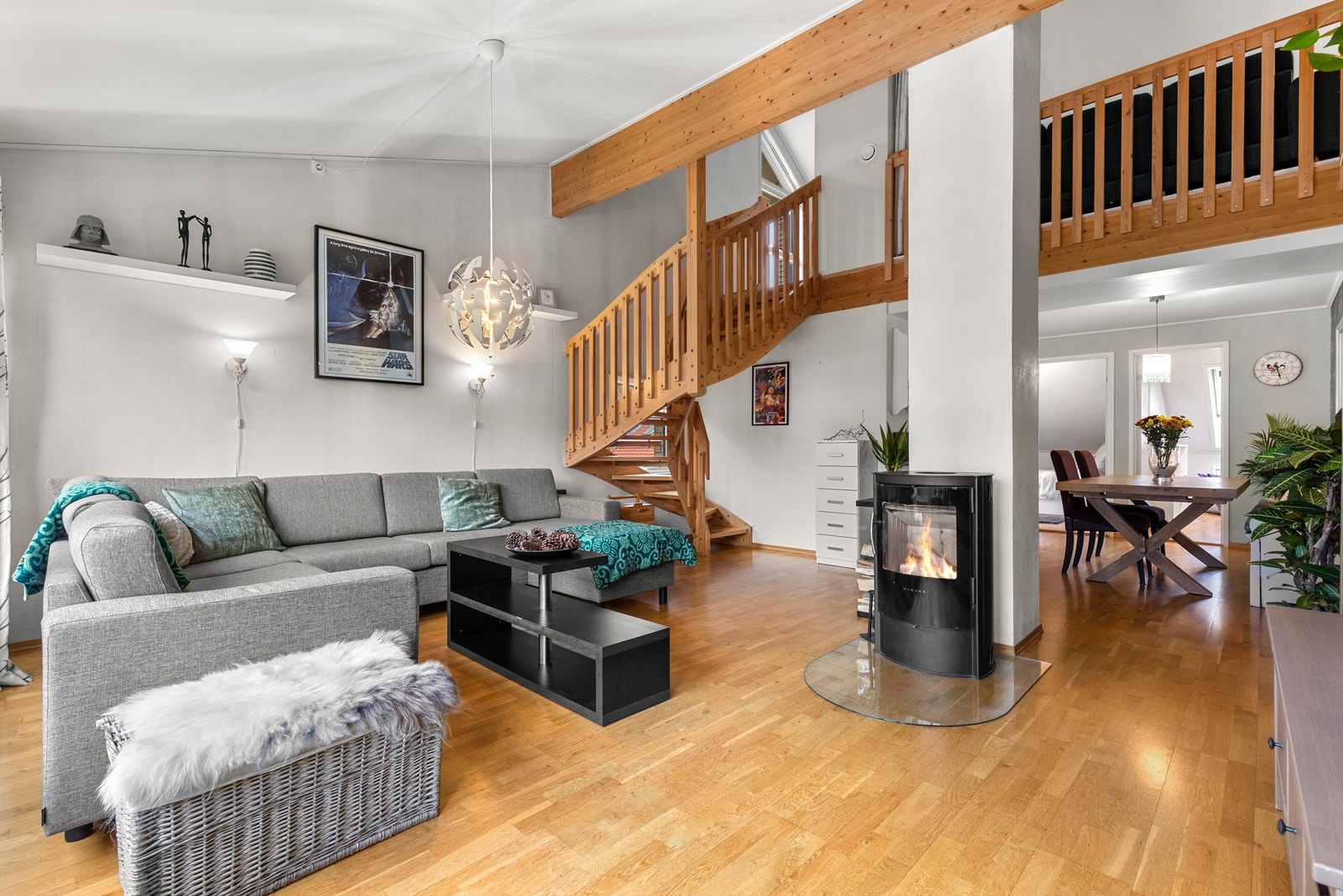 Velkommen til Kongeveien 14 - Stue med peisovn som gir lun og god varme i vinterhalvåret. Foto: Fotofirma Oh Shots Galleribilde