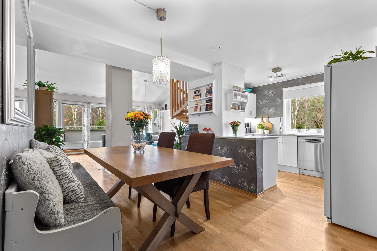 Kjøkken i delvis åpen løsning mot spisestuen Galleribilde