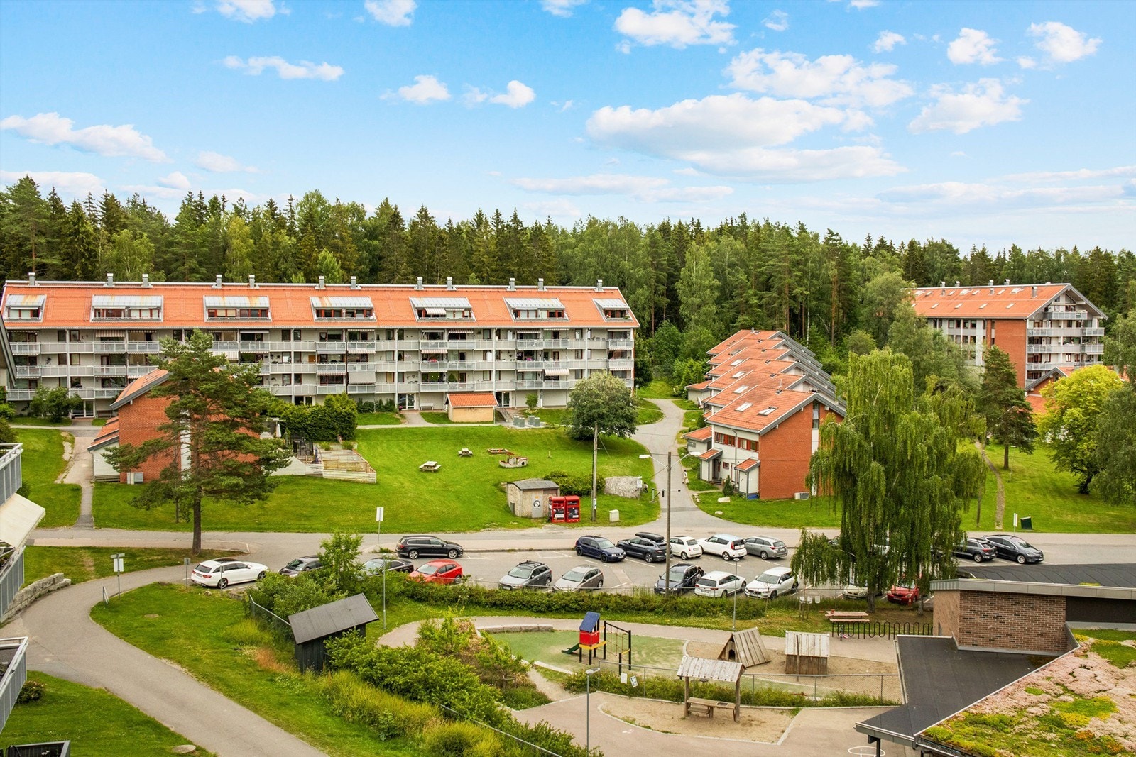 Felles uteområder med lekeplass der barna kan leke trygt Galleribilde