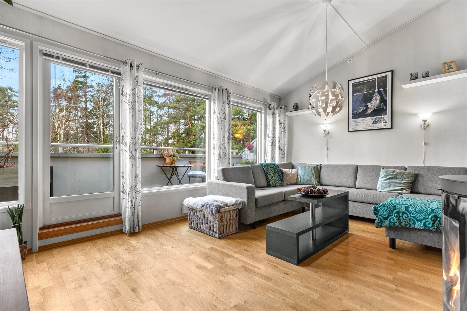 Stue med store vindusflater mot balkongen og skogen Galleribilde