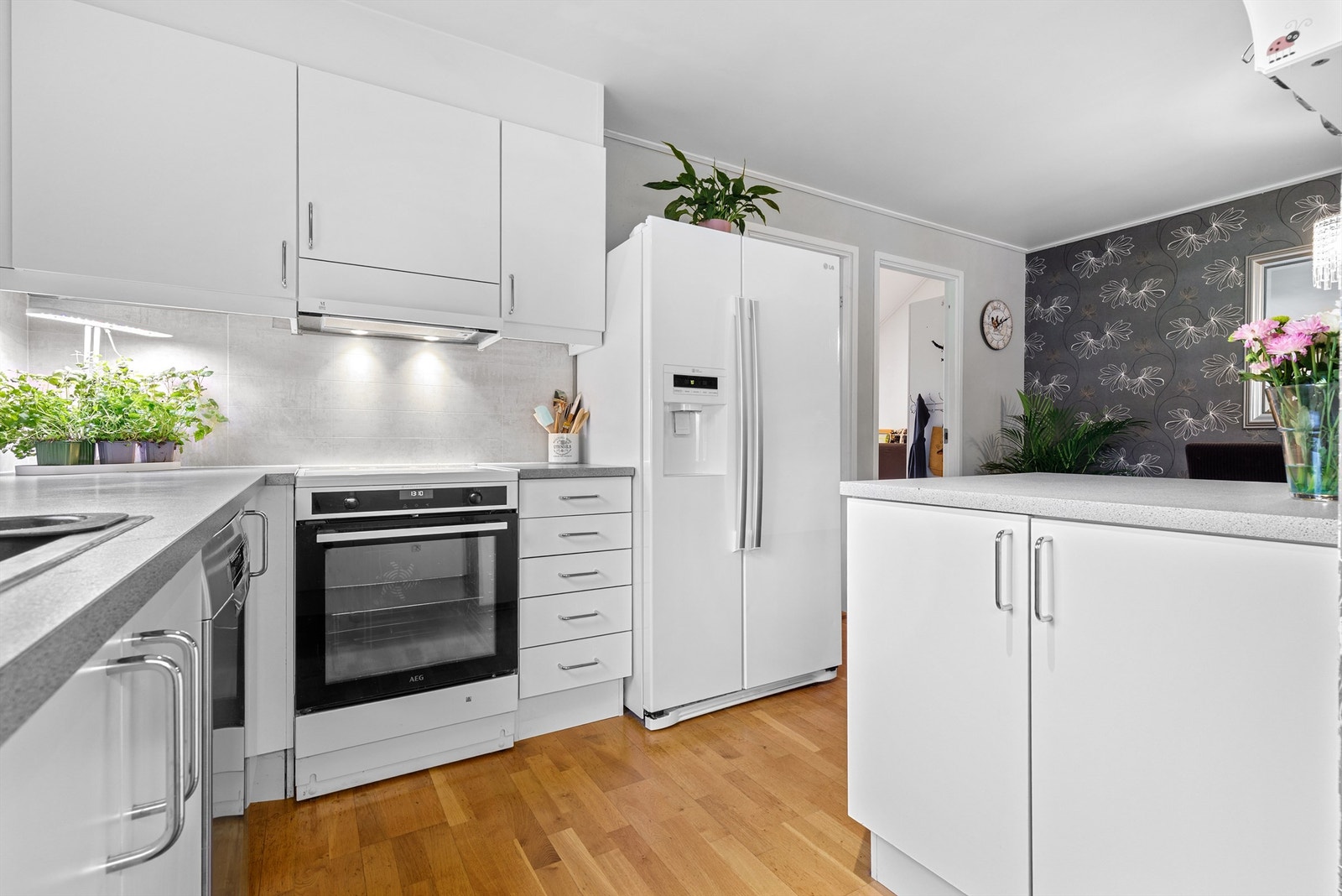 Kjøkken med plass til løse hvitevarer (eksisterende hvitevarer medfølger ikke) Galleribilde