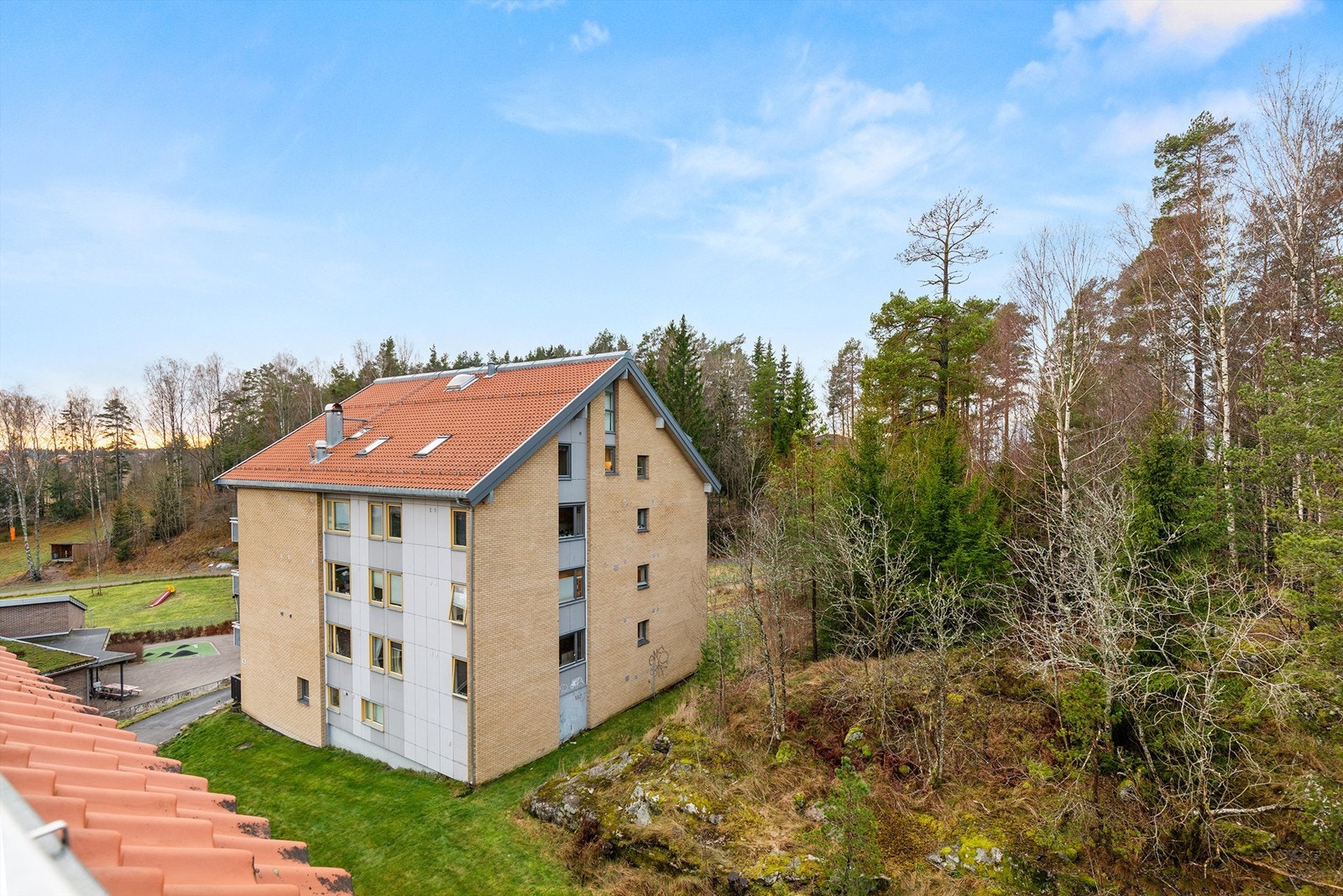 Rolig beliggenhet innerst på feltet hvor man grenser mot skogen Galleribilde