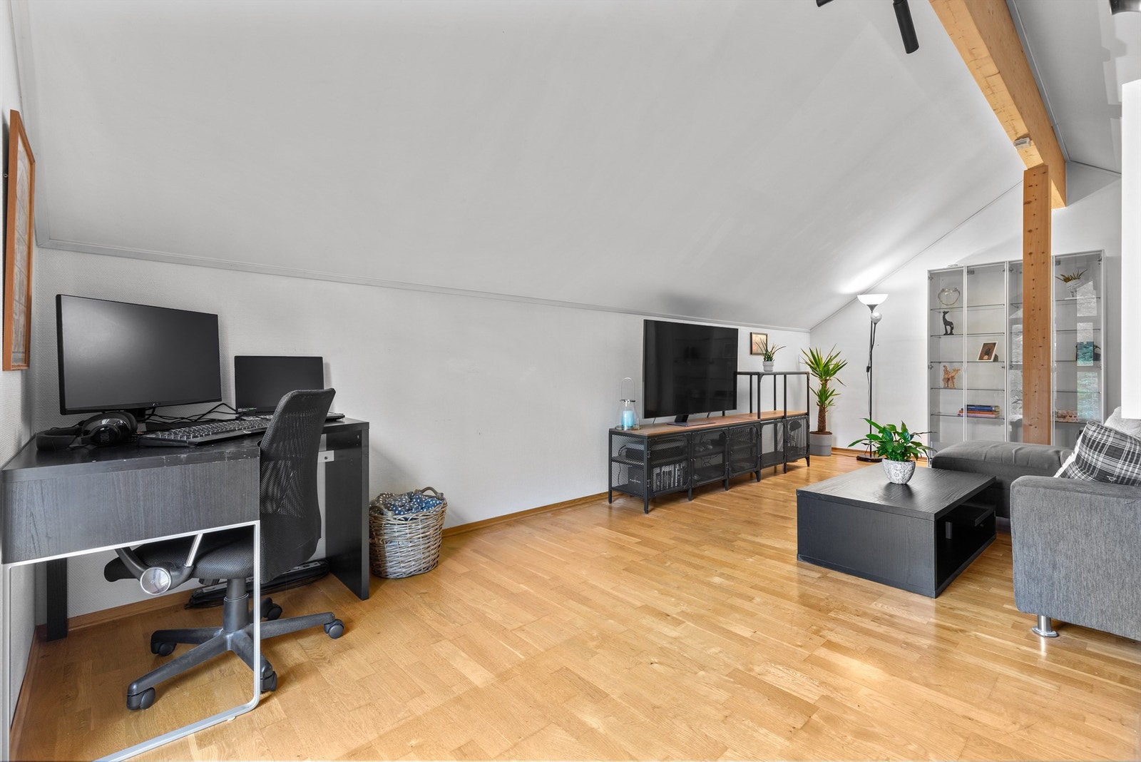 Hems over kjøkken og spisestue som er innredet som kombinert tv-stue og kontor. (Hemsen er ikke funnet inntegnet på byggetegninger og er ikke omsøkt eller godkjent til varig opphold) Galleribilde