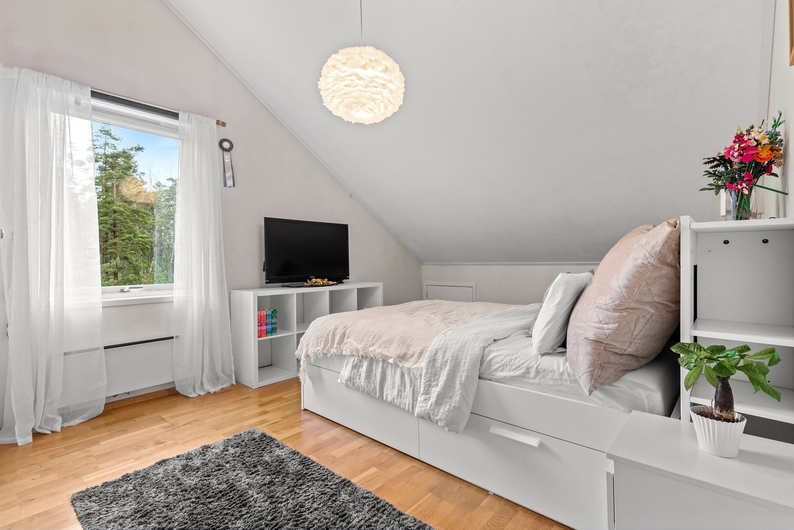 Hovedsoverom med vindu i gavlvegg Galleribilde