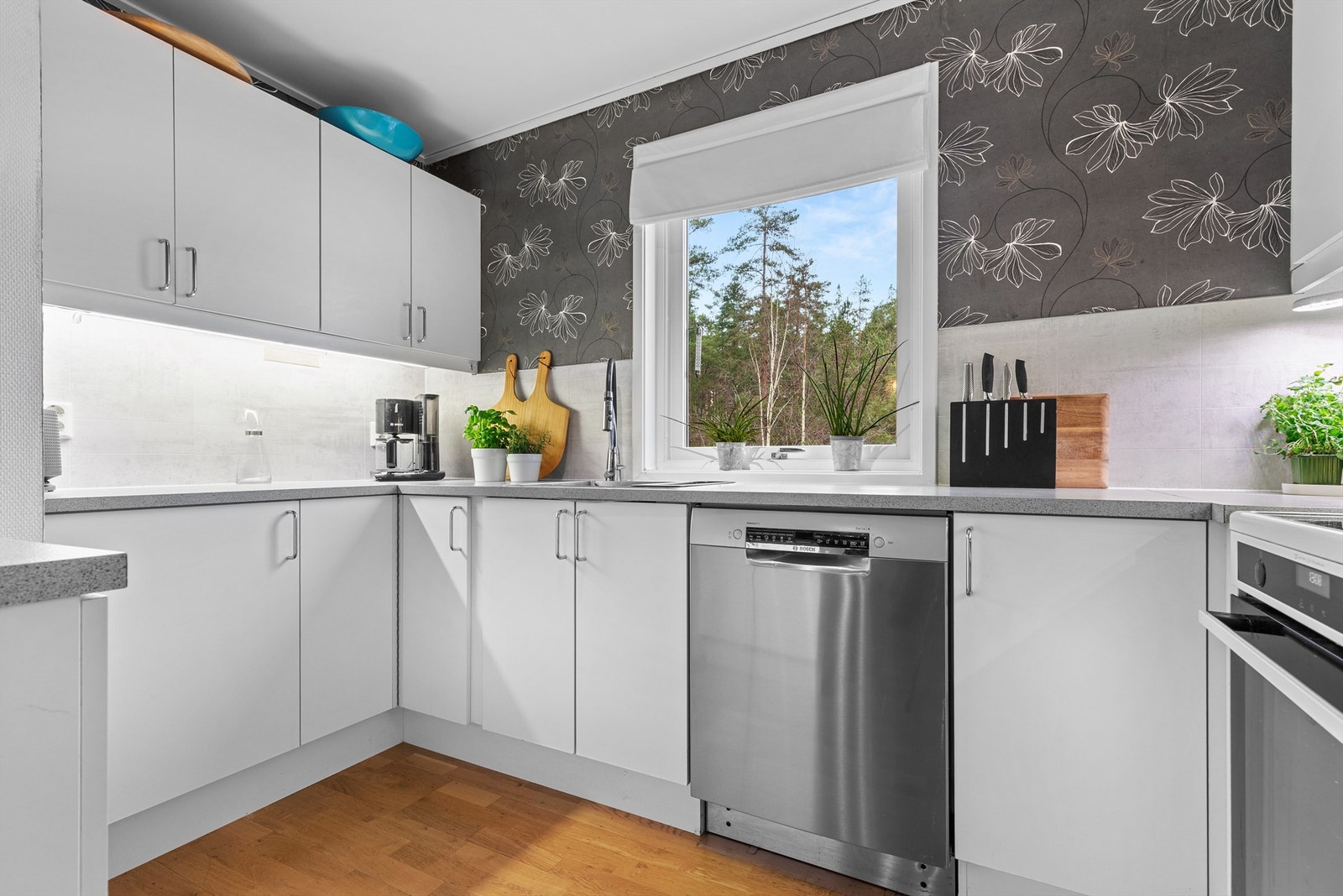 Kjøkken med vindu i gavlvegg Galleribilde