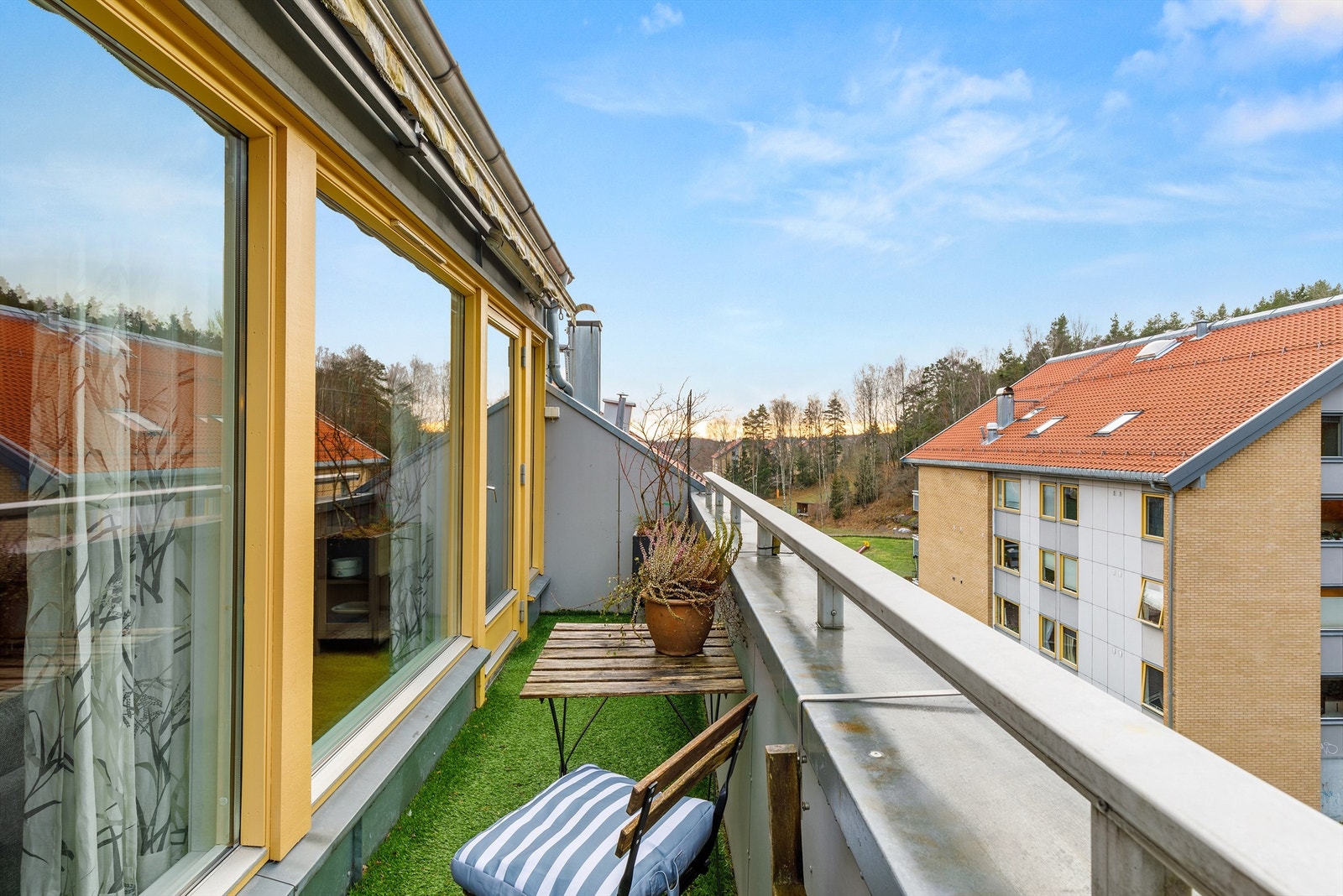 Balkong med markise Galleribilde