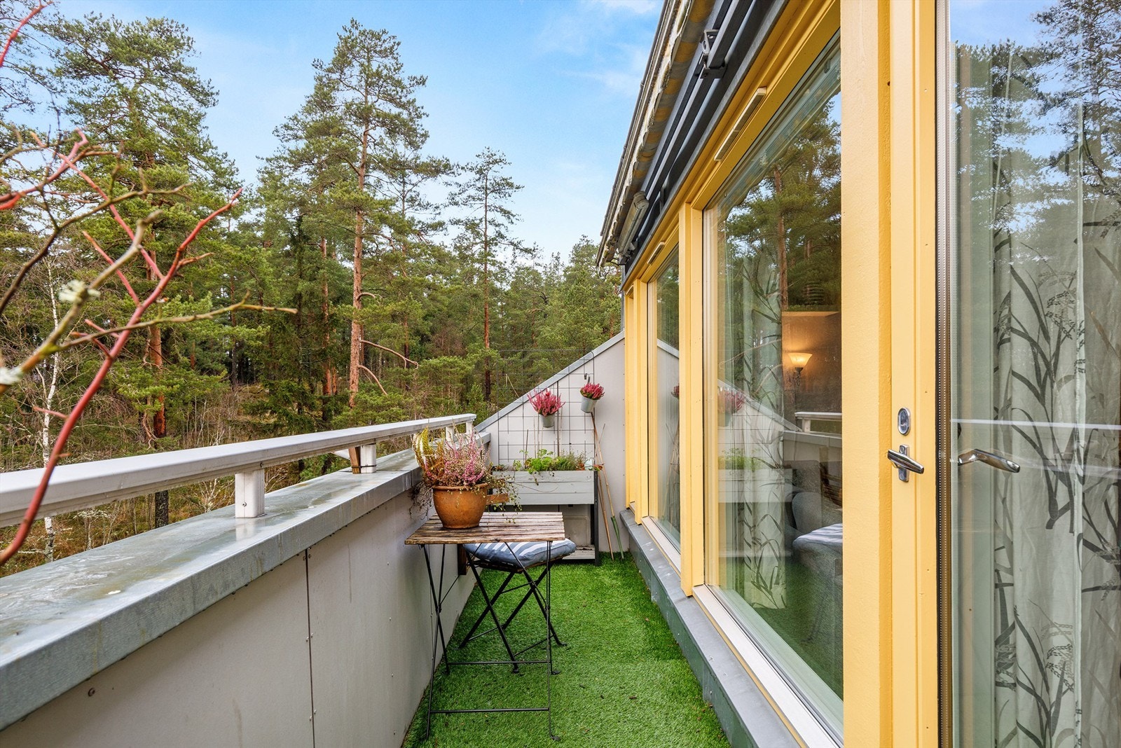 Balkongen er vestvendt og ca 5 kvm - fritt utsyn mot skogen Foto: Fotofirma Oh Shots Galleribilde